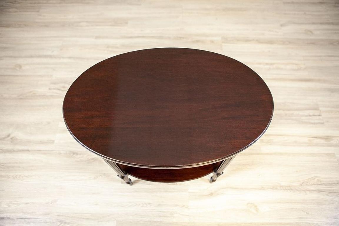 English Walnut Oval Coffee Table from the Early 20th Century In Good Condition For Sale In Opole, PL