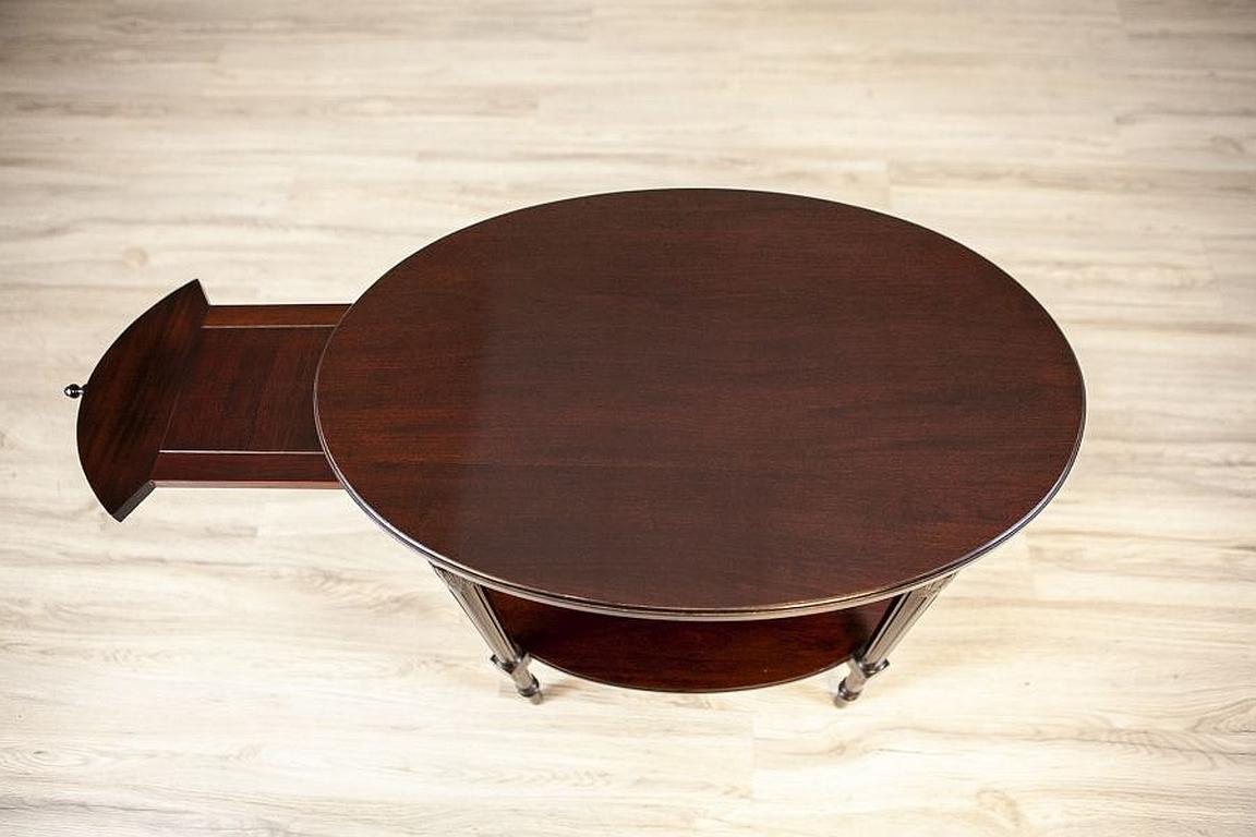 English Walnut Oval Coffee Table from the Early 20th Century For Sale 1