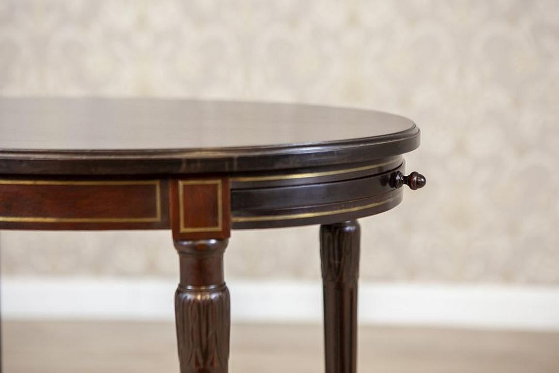 English Walnut Oval Coffee Table from the Early 20th Century For Sale 3