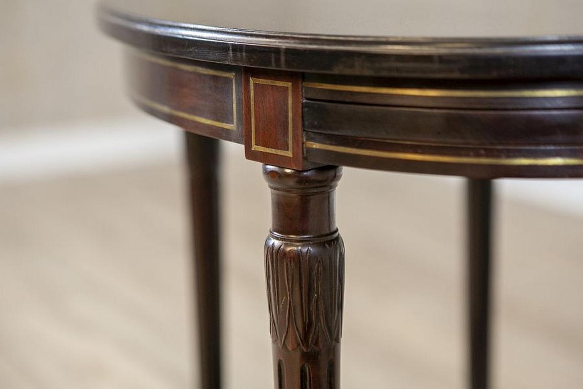 English Walnut Oval Coffee Table from the Early 20th Century For Sale 4