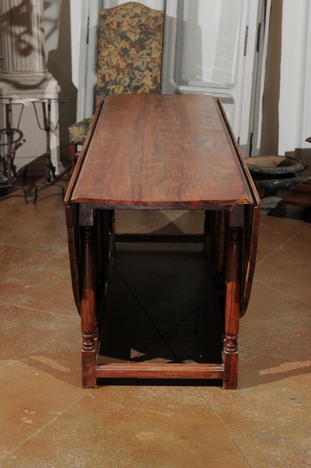 English Walnut Oval Top Drop-Leaf Gateleg Table with Turned Legs and Stretchers For Sale 6