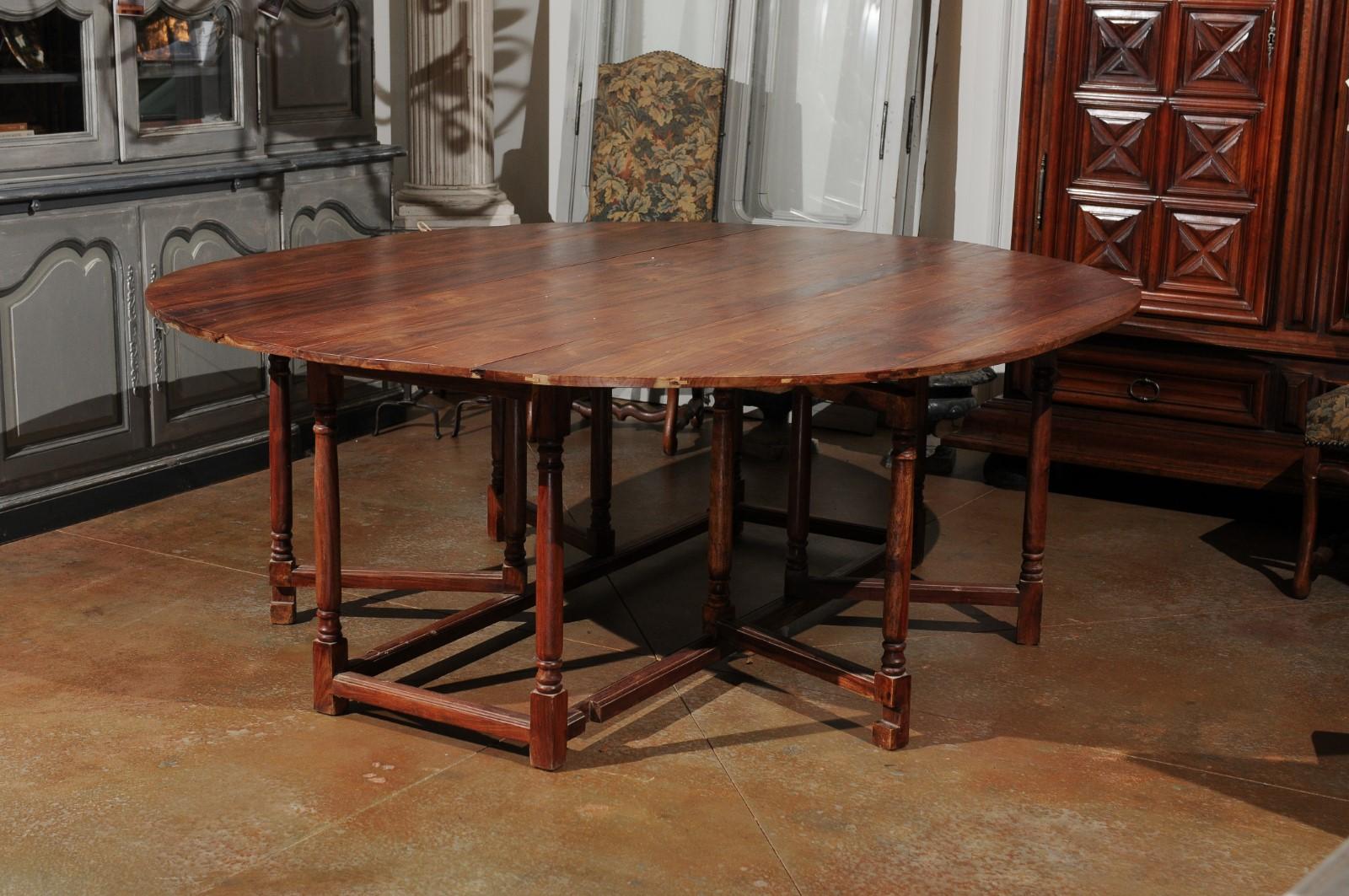 English Walnut Oval Top Drop-Leaf Gateleg Table with Turned Legs and Stretchers In Good Condition For Sale In Atlanta, GA
