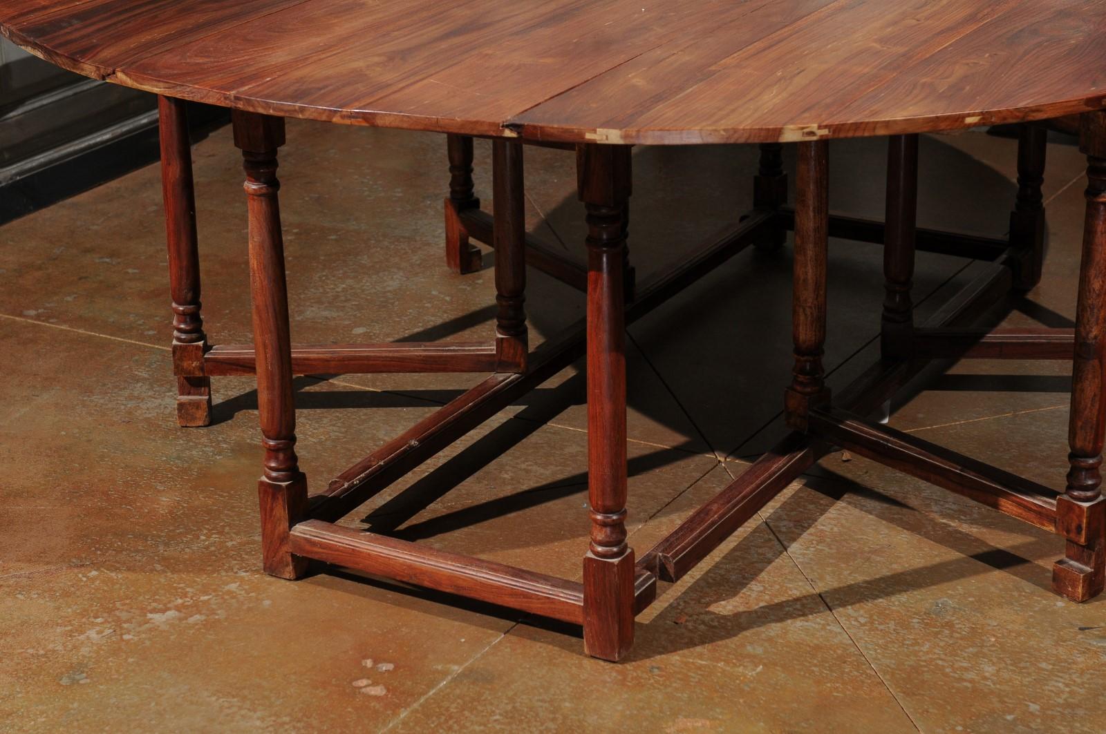 20th Century English Walnut Oval Top Drop-Leaf Gateleg Table with Turned Legs and Stretchers For Sale