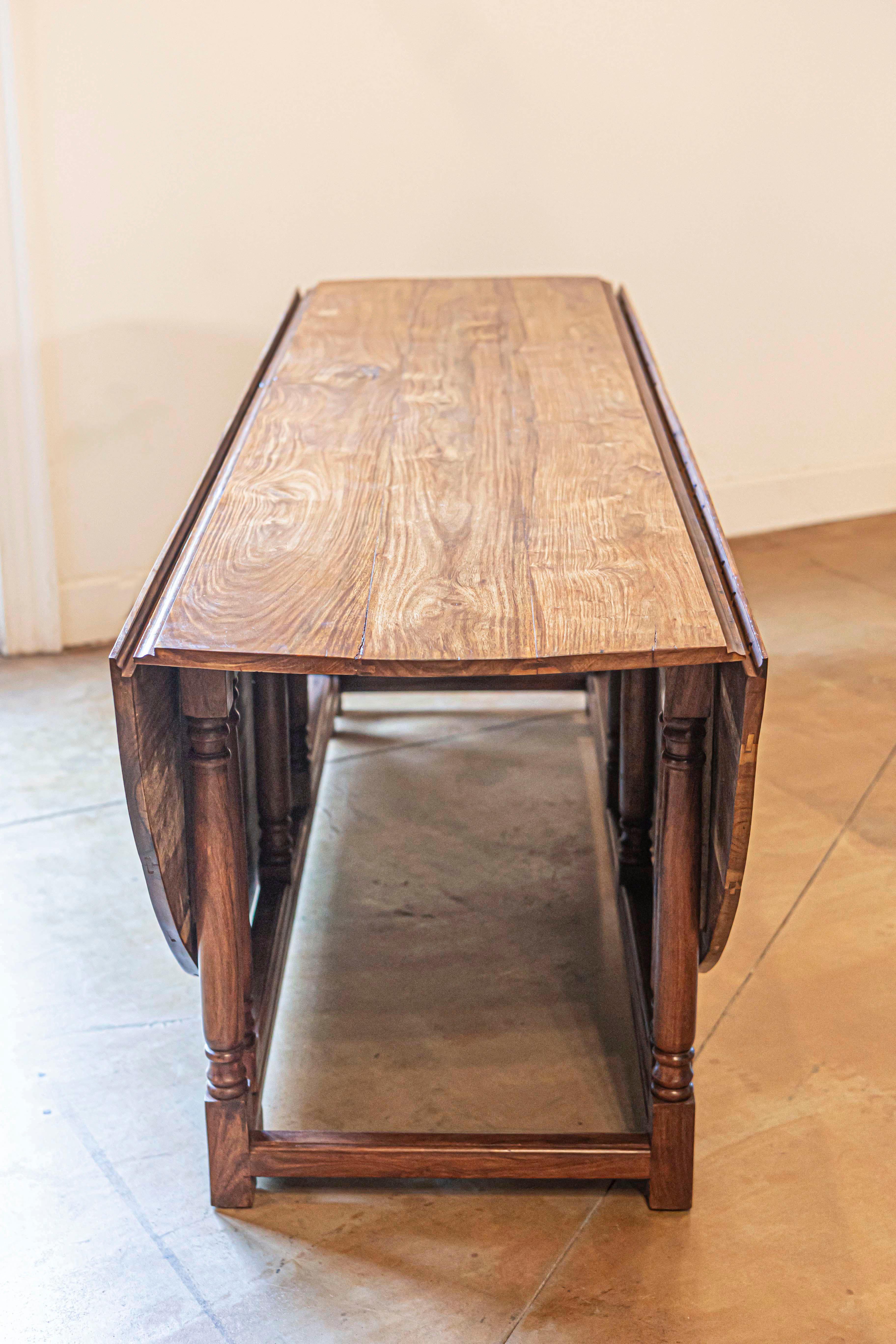 Table à accoudoirs ovale à feuilles tombantes avec pieds tournés et brancards Bon état à Atlanta, GA