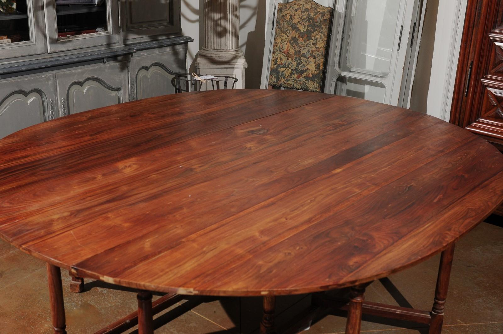 English Walnut Oval Top Drop-Leaf Gateleg Table with Turned Legs and Stretchers For Sale 1
