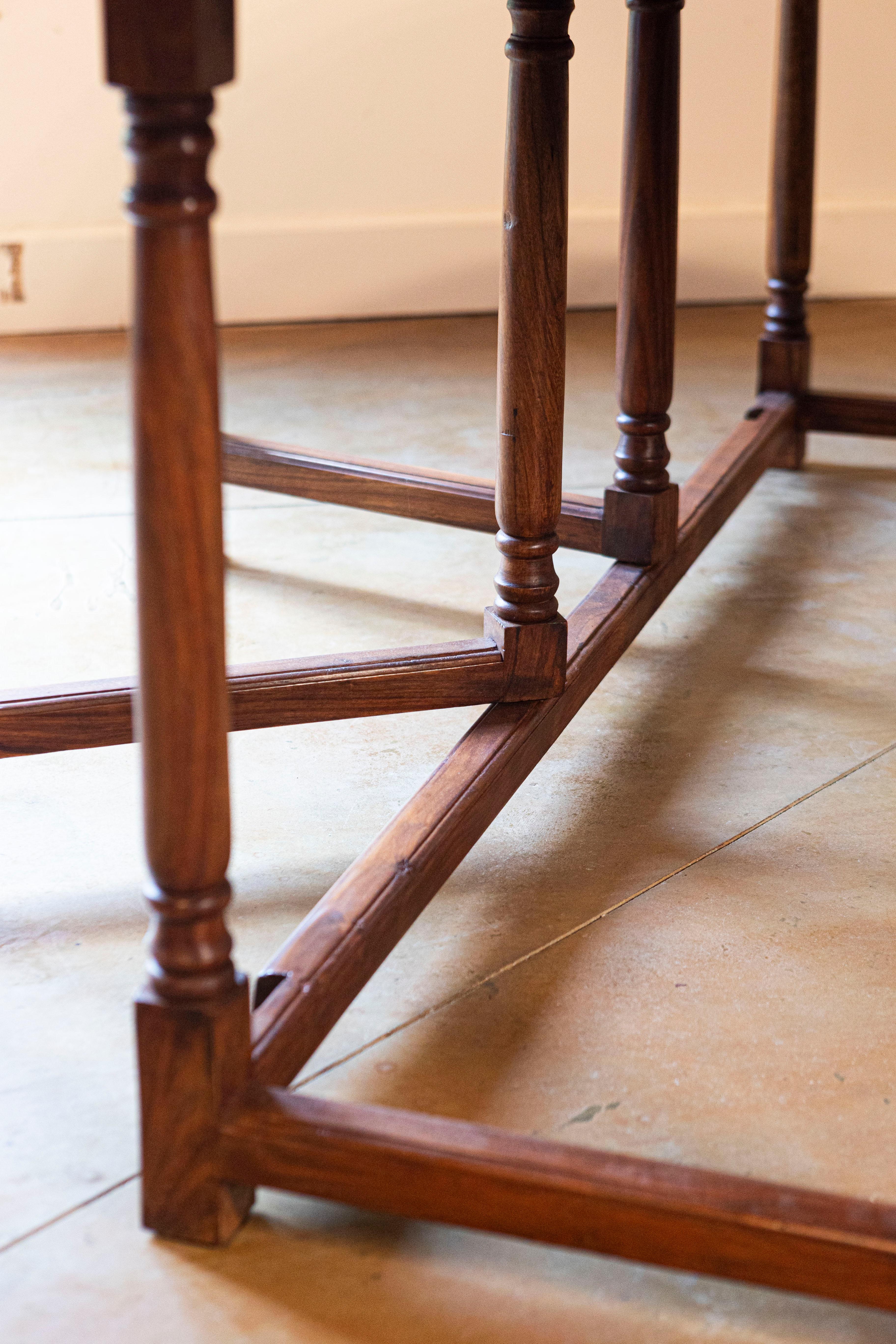 20ième siècle Table à accoudoirs ovale à feuilles tombantes avec pieds tournés et brancards