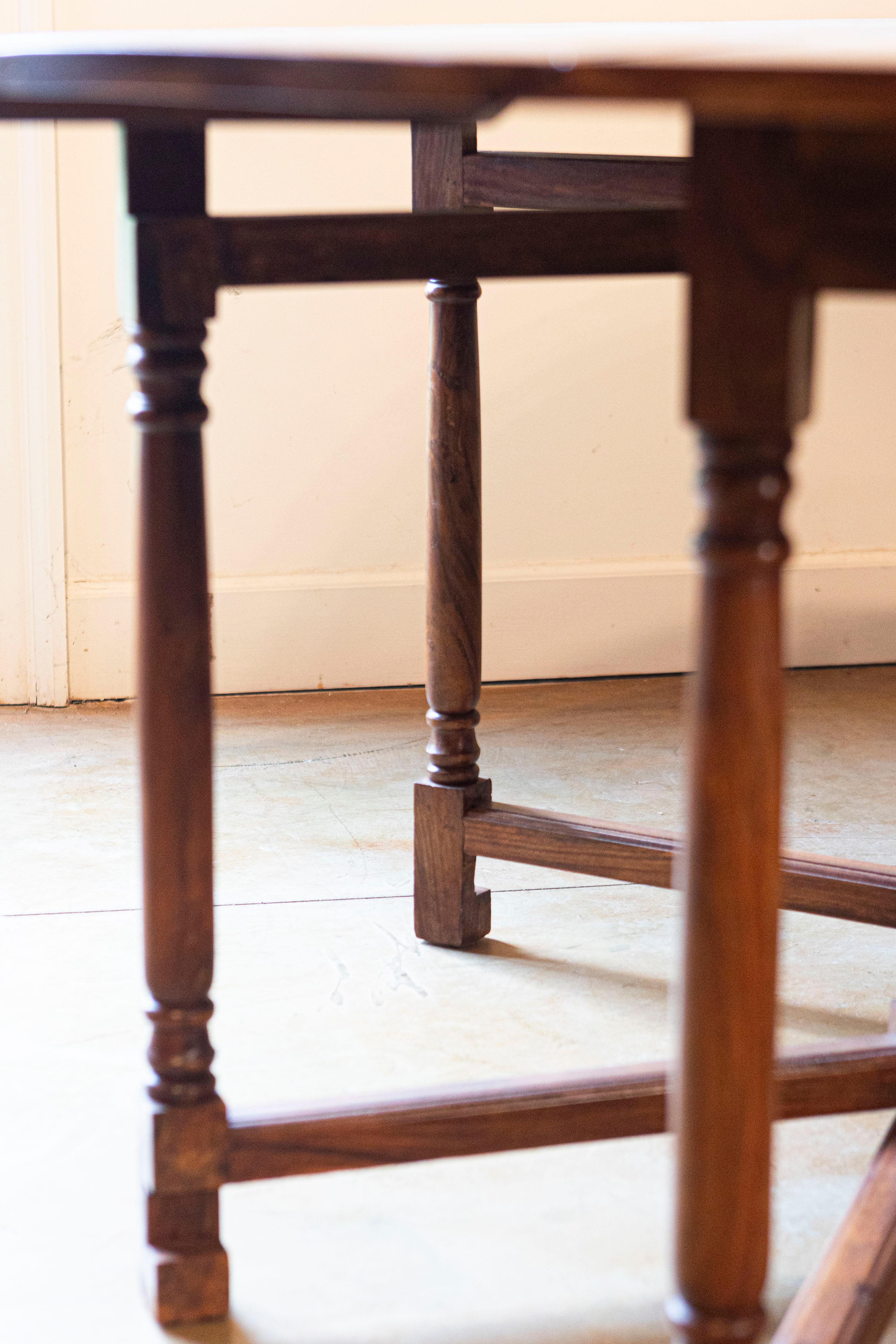 Noyer Table à accoudoirs ovale à feuilles tombantes avec pieds tournés et brancards