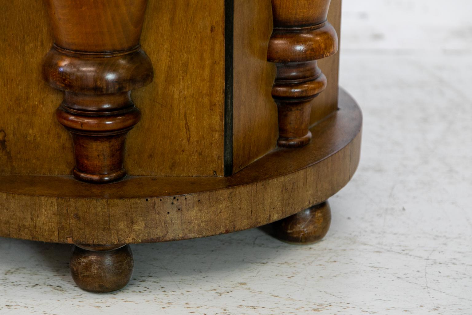 English Walnut Pedestal Center Table In Good Condition For Sale In Wilson, NC