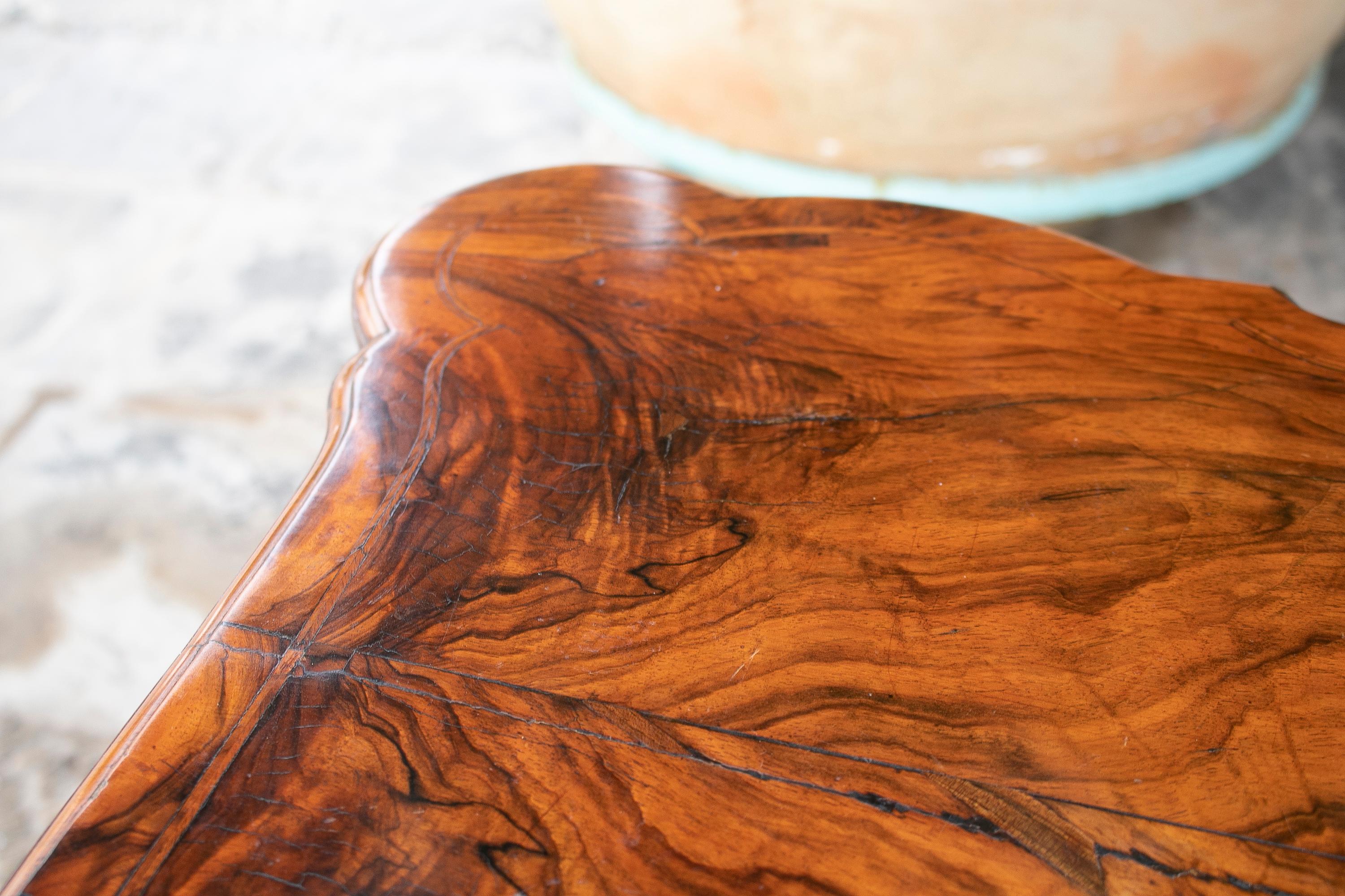 Scrivania in noce inglese con cassetti e decorazioni in bronzo in vendita 13