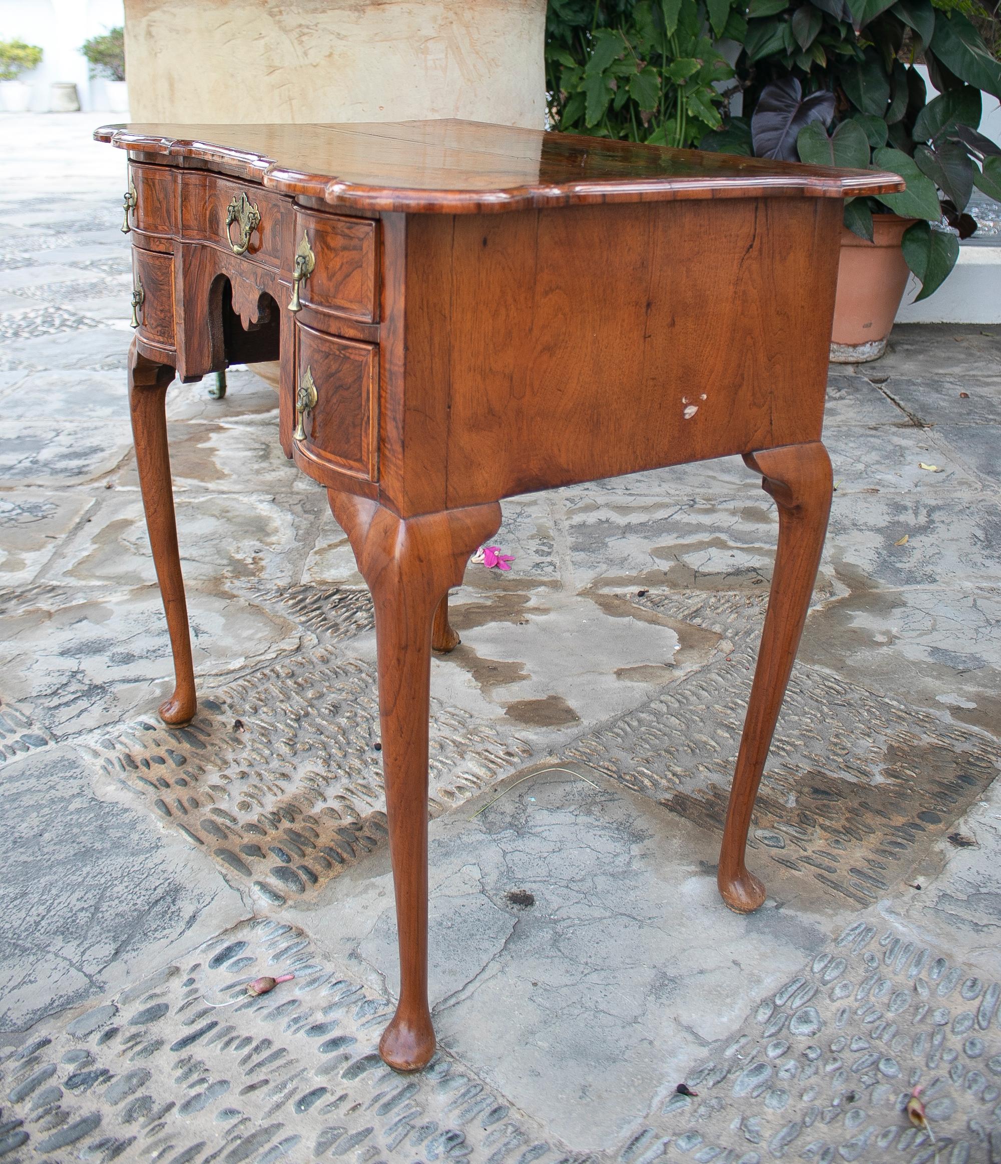 English Walnut Root Desk with Drawers and Bronze Decorations In Good Condition For Sale In Marbella, ES
