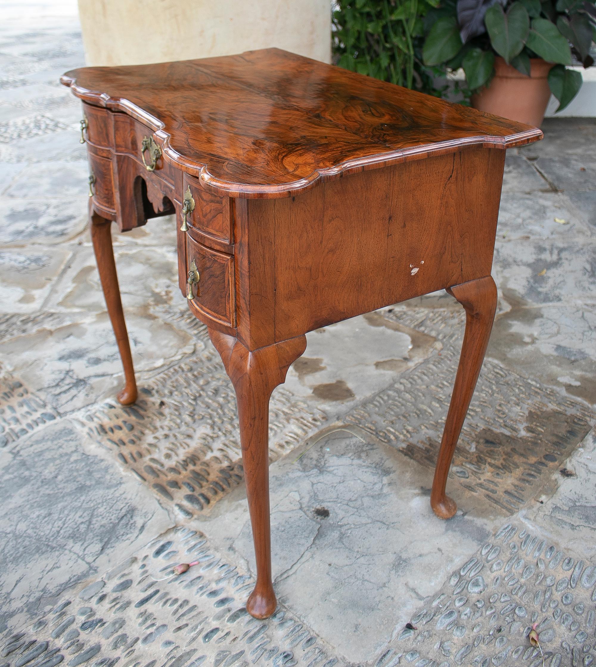 English Walnut Root Desk with Drawers and Bronze Decorations For Sale 1