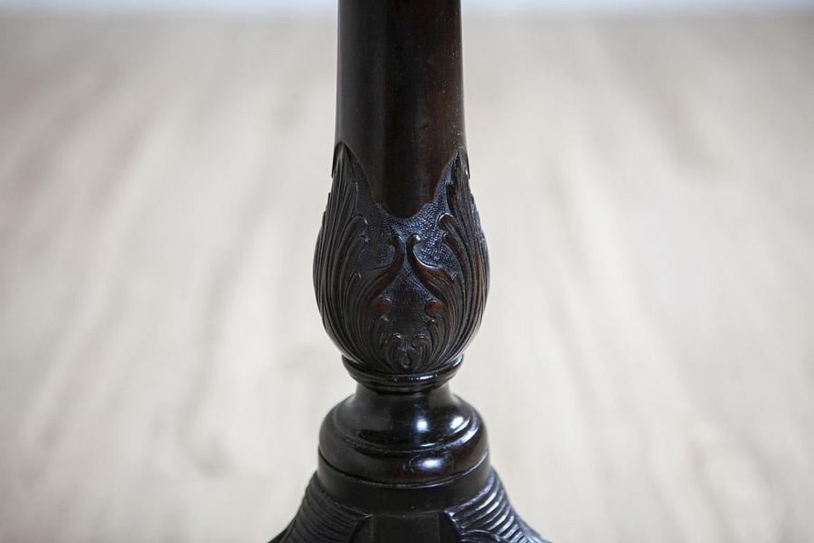 English Walnut Side Table From the Late 19th Century With Tilted Top For Sale 8