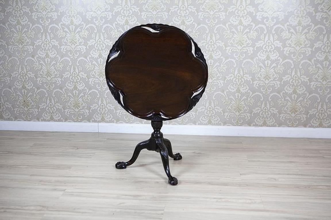 English Walnut Side Table From the Late 19th Century With Tilted Top

We present you this English side table from the late 19th century with an oval top.
Underneath the carved top, there is a mechanism that allows for the top to be tilted. The