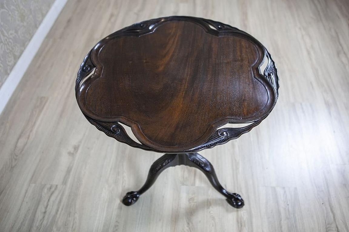 English Walnut Side Table From the Late 19th Century With Tilted Top For Sale 2