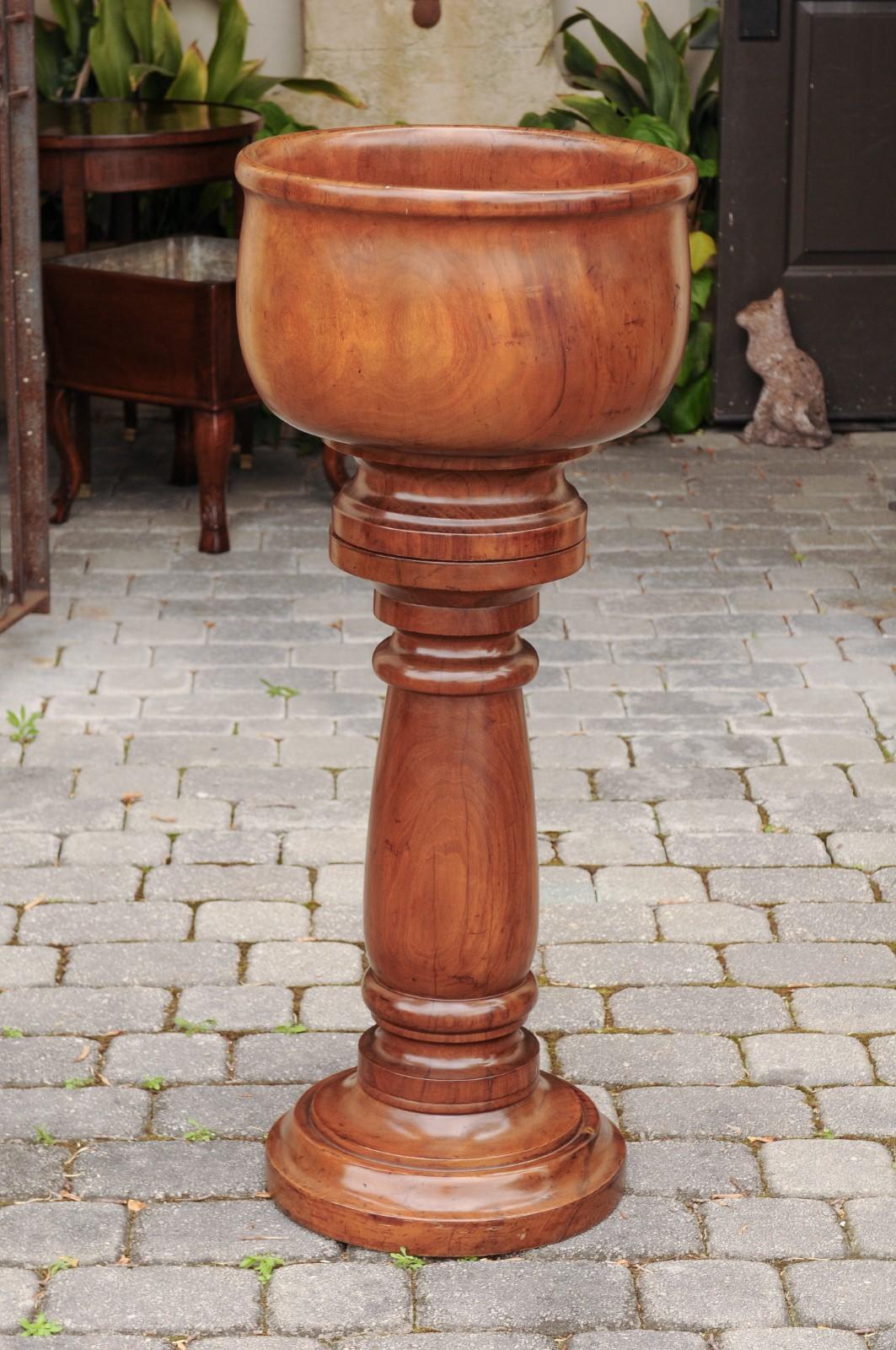 English Walnut Treenware Bowl Resting on Turned Pedestal, circa 1880 For Sale 6