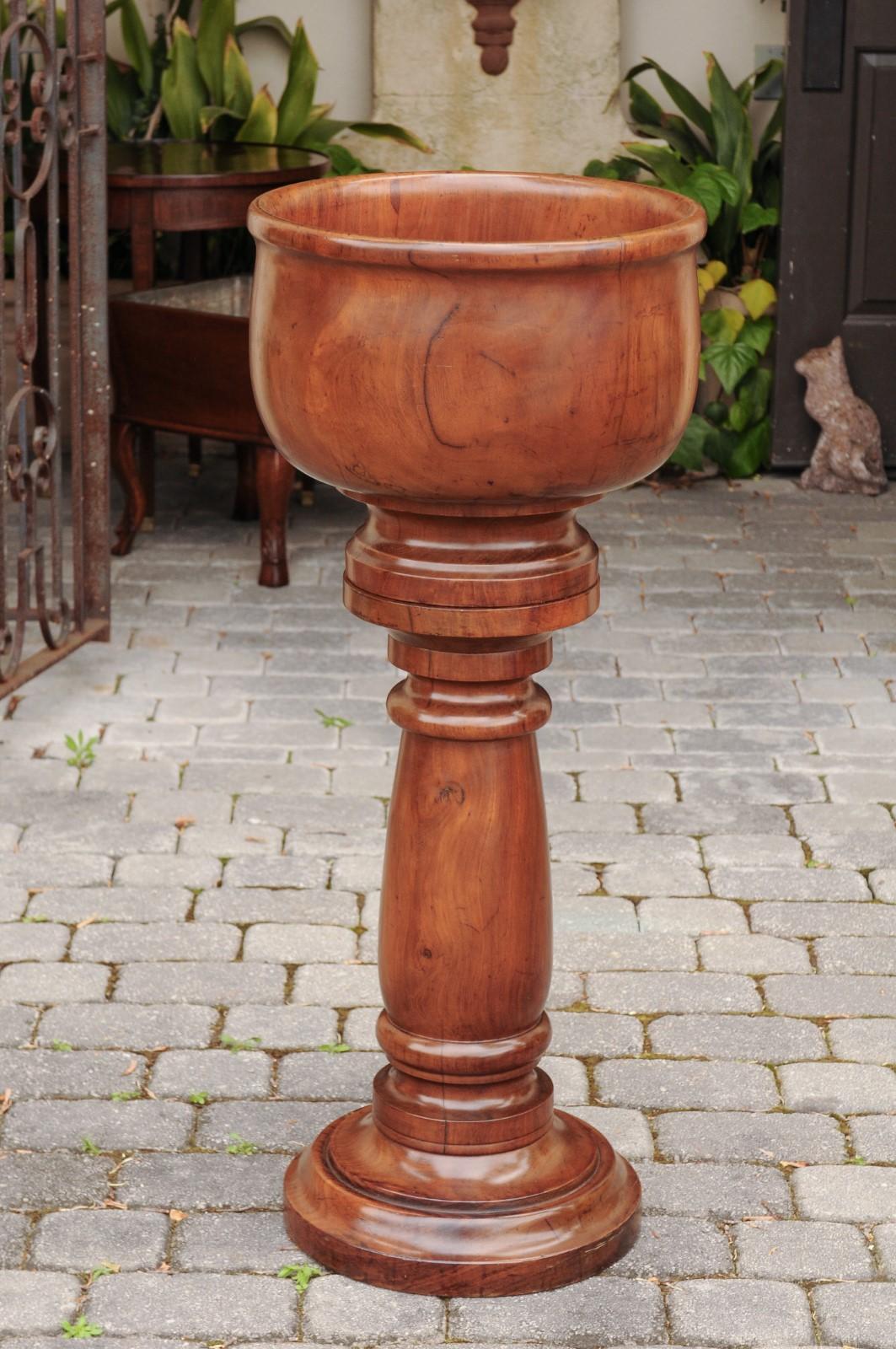 English Walnut Treenware Bowl Resting on Turned Pedestal, circa 1880 For Sale 8
