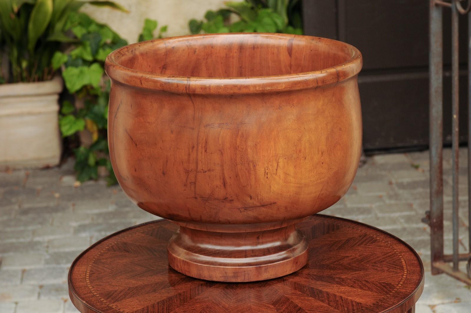 English Walnut Treenware Bowl Resting on Turned Pedestal, circa 1880 For Sale 1