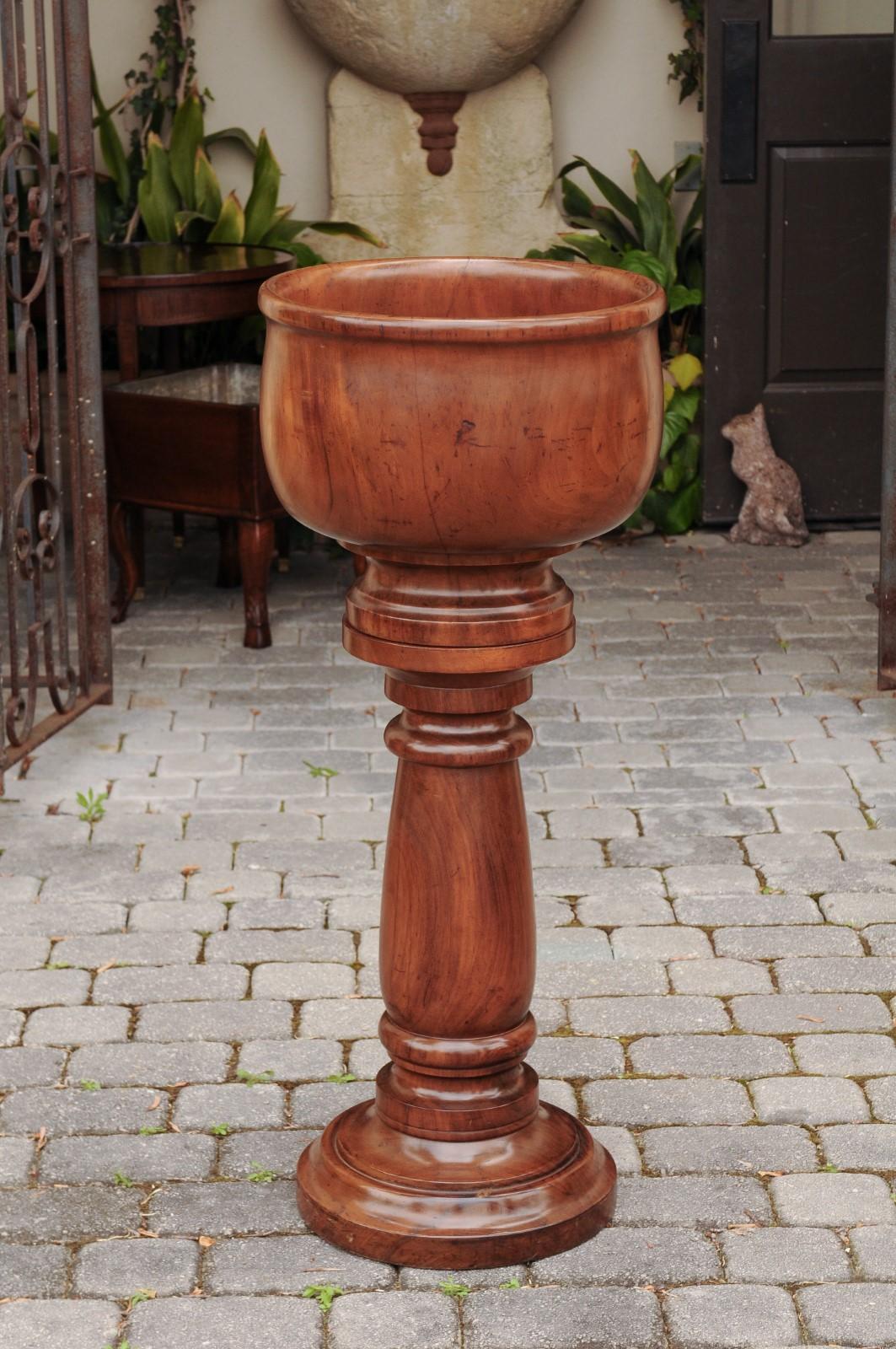 English Walnut Treenware Bowl Resting on Turned Pedestal, circa 1880 For Sale 2