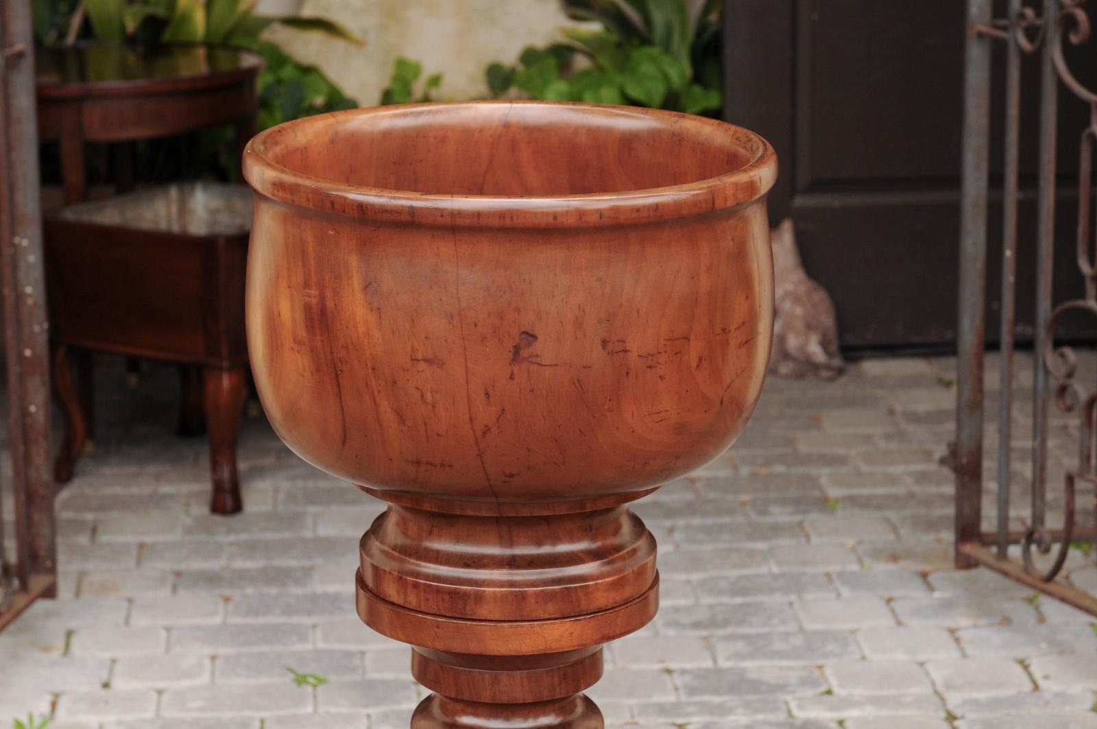 English Walnut Treenware Bowl Resting on Turned Pedestal, circa 1880 For Sale 4