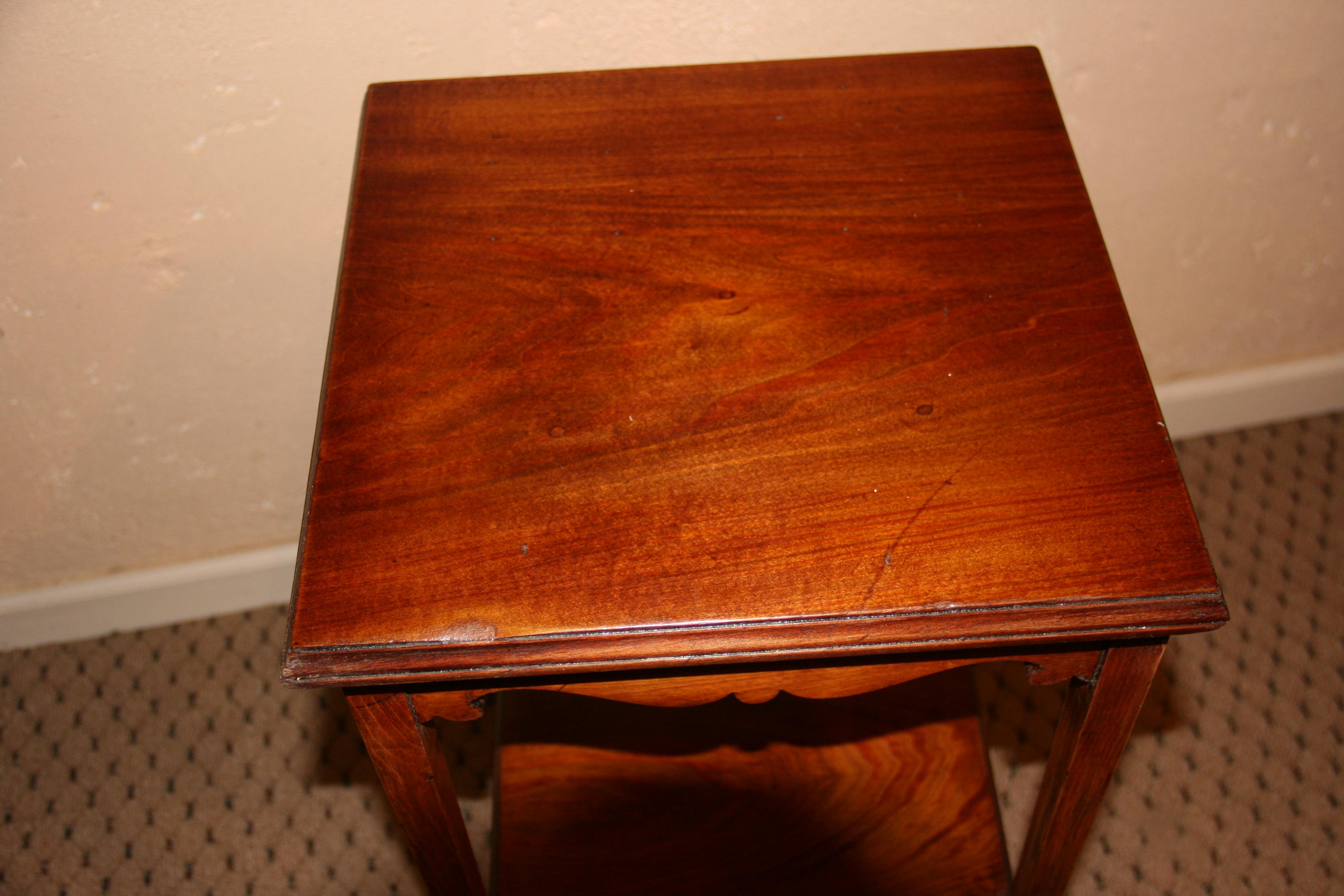 Noyer anglais festonné à deux niveaux  Table / piédestal à pieds araignée des années 1920 en vente 4