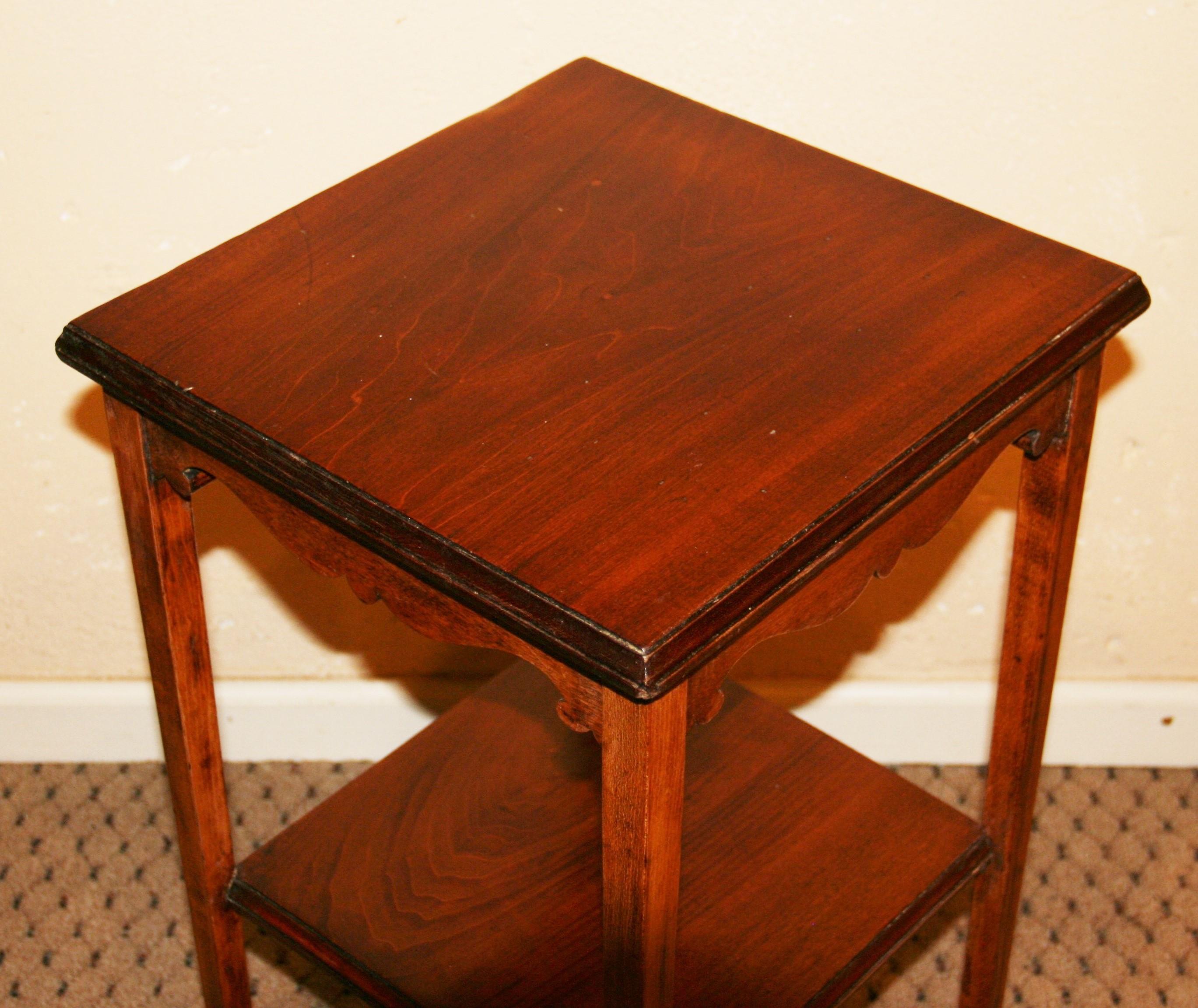 Englisches Nussbaumholz mit zwei Ebenen und Wellenschliff  Spinnenbein-Tisch / Sockel 1920er (Handgefertigt) im Angebot