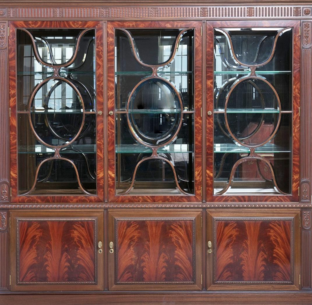 English wardrobe
showcase
in mahogany wood and mahogany root. 
Upper body with three glass doors, interior with shelves. 
Bottom body with three doors. 
Dimensions: 211 x 222 x 51 cm.