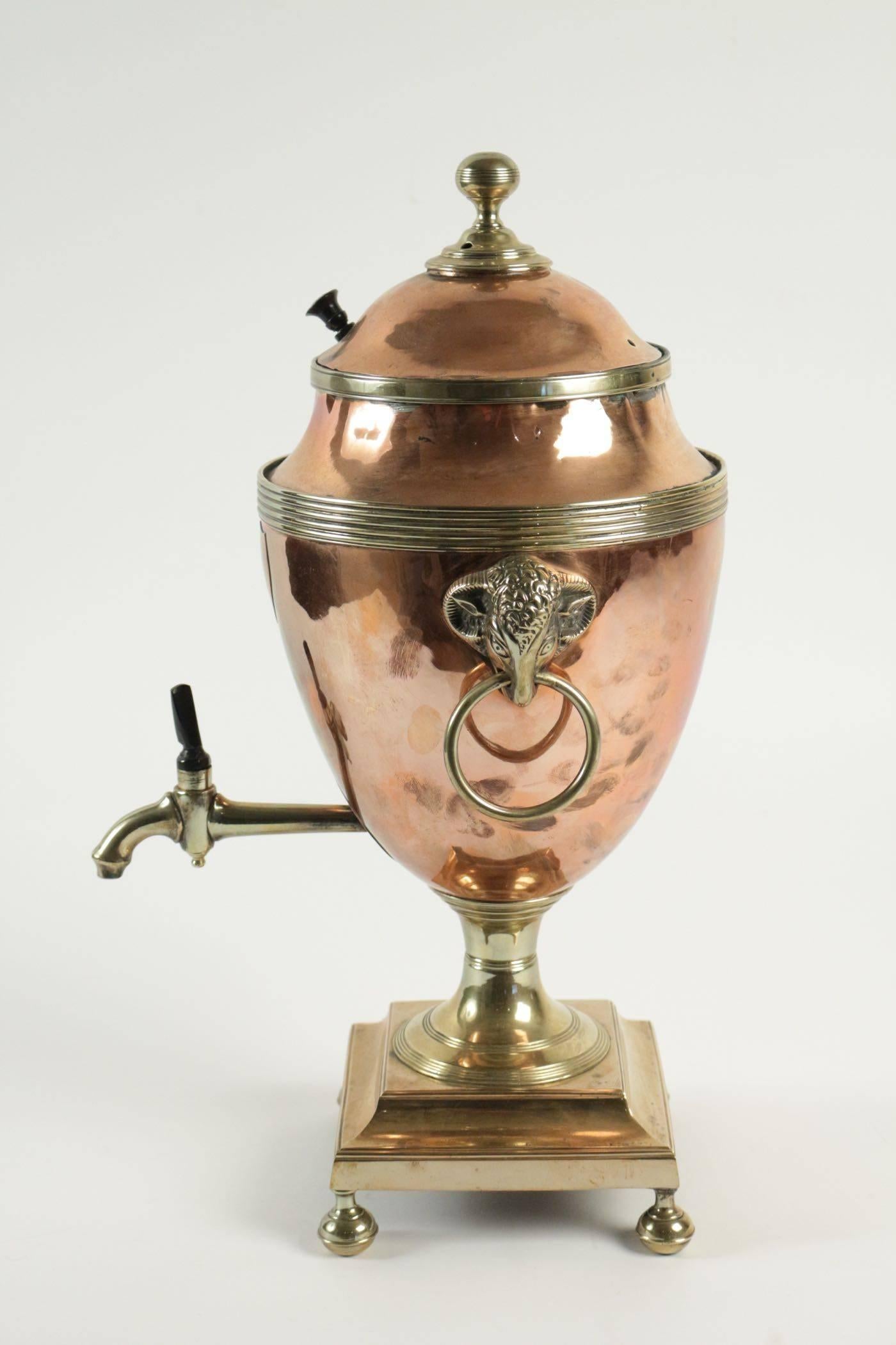 English water warmer and dispenser in copper and brass, Directoire period.
Measures: H 47cm, L 24cm, P 22cm.
 