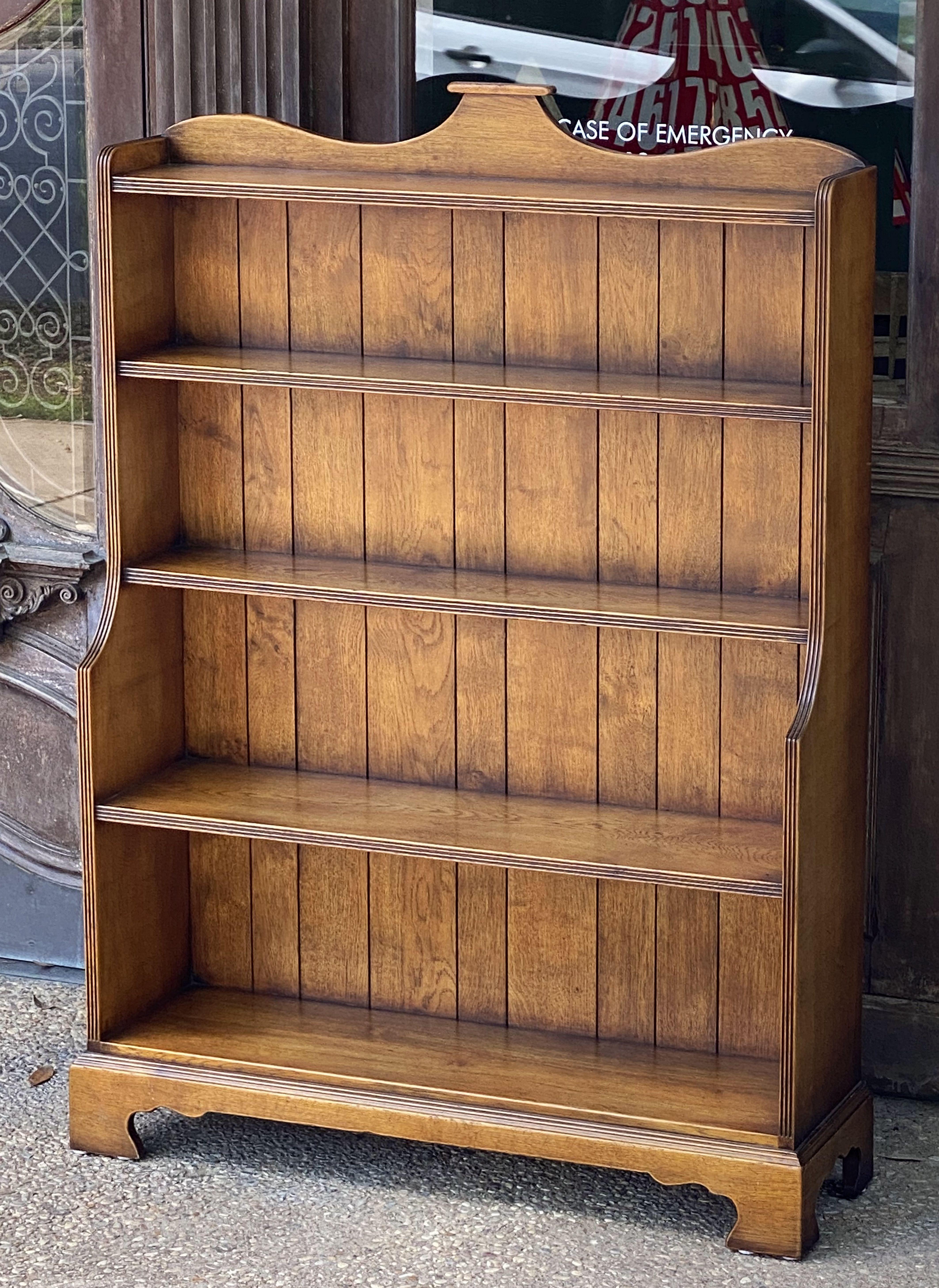 English Waterfall Style Open Bookcase with Five Shelves of Oak In Good Condition For Sale In Austin, TX