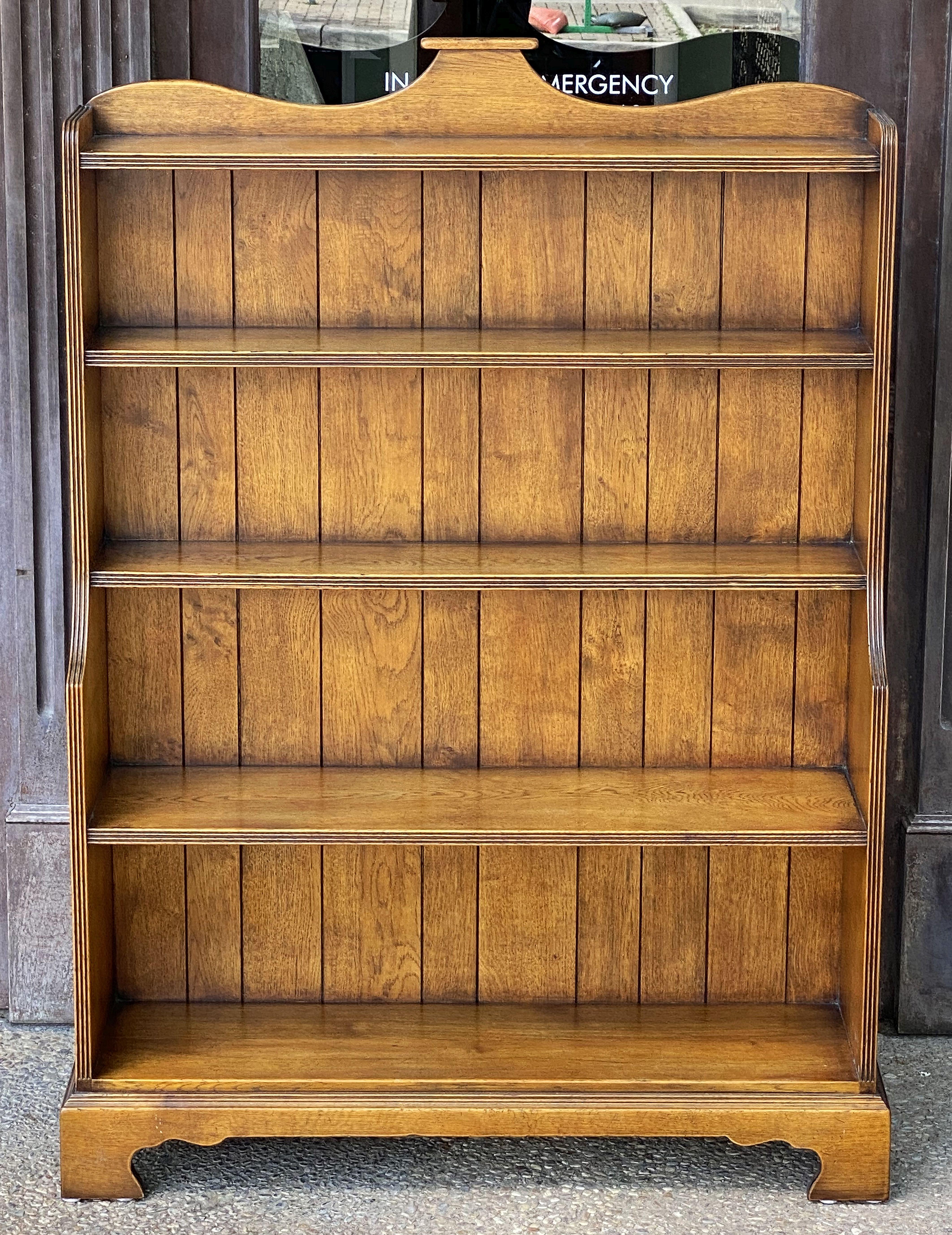 20th Century English Waterfall Style Open Bookcase with Five Shelves of Oak For Sale