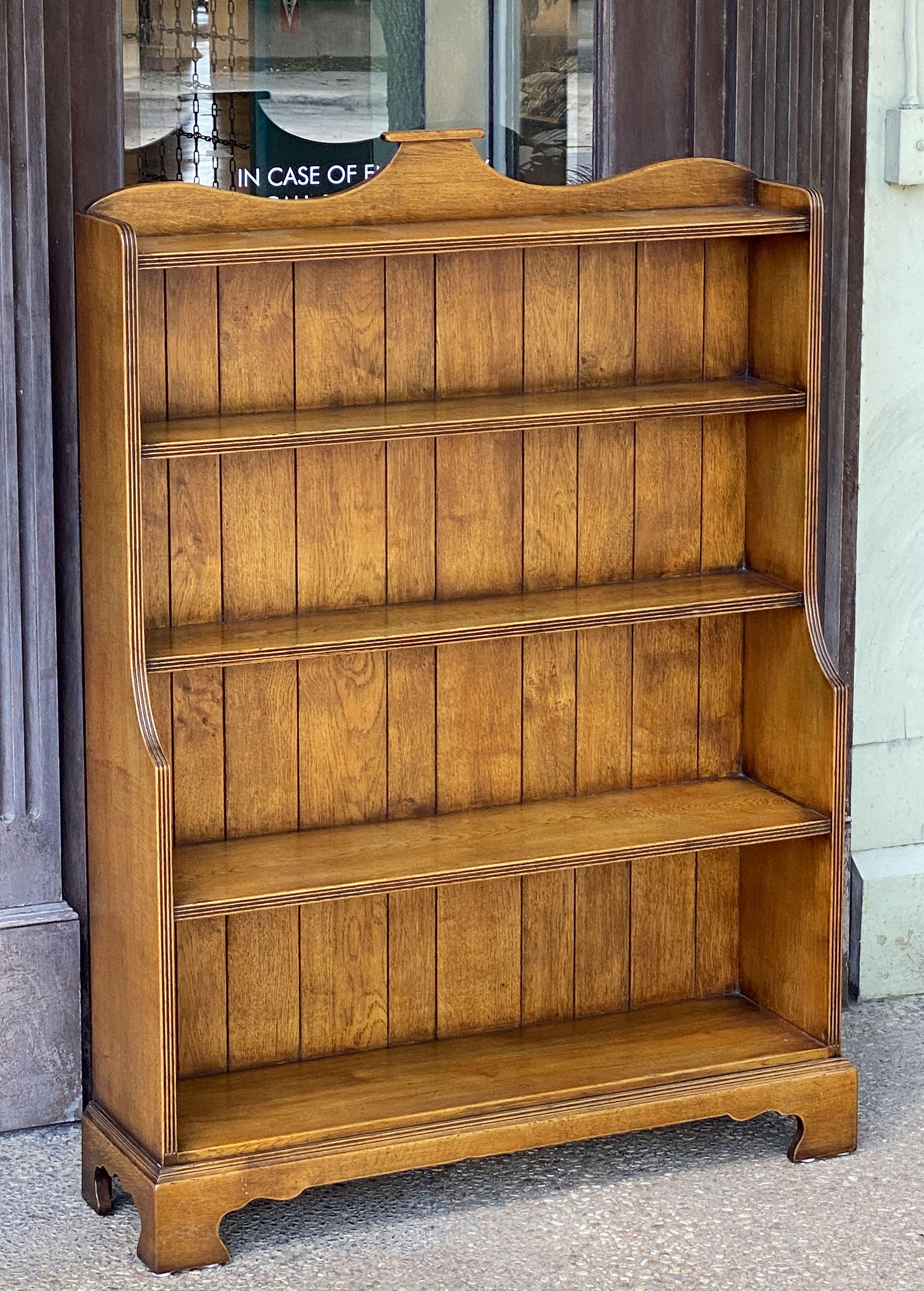 English Waterfall Style Open Bookcase with Five Shelves of Oak For Sale 1