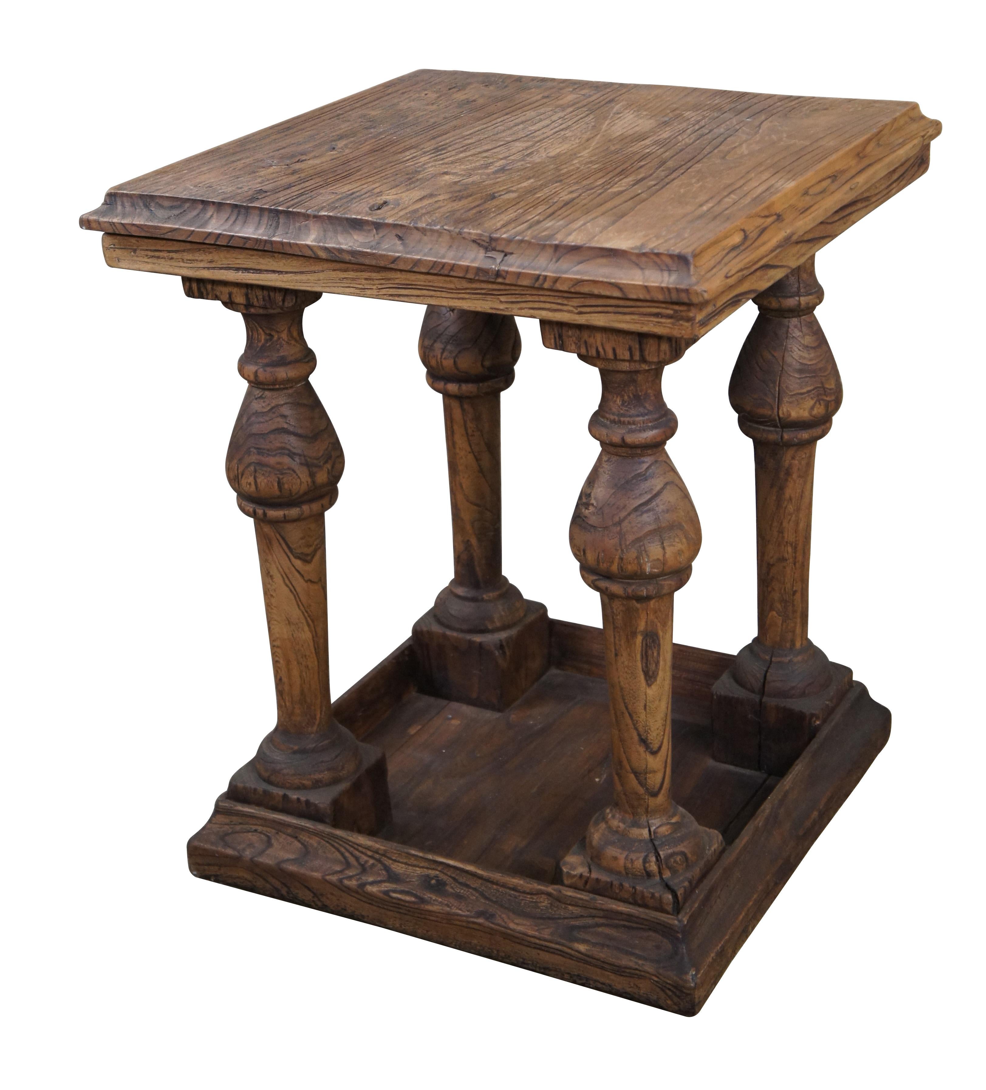 Vintage English farmhouse pedestal / side table / console / plant stand / sculpture base.  Fabriquée en chêne vieilli, elle présente une forme carrée avec un plateau biseauté épais soutenu par des colonnes tournées de style jacobéen dans une base à