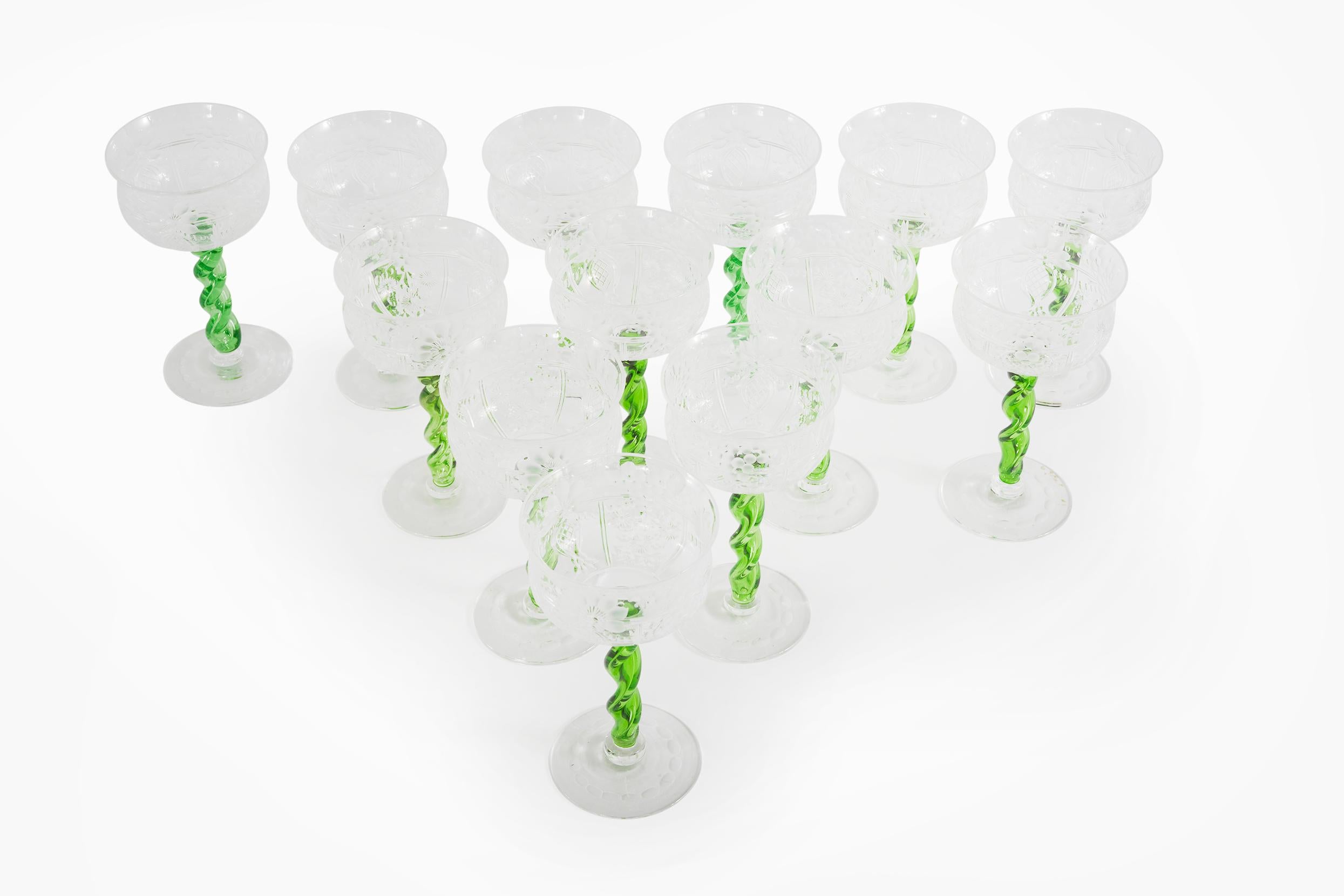 Mitte des 19. Jahrhunderts Englisch geätzten floralen Design mit Wirbel grün halten Stiel Kristall Barware / Geschirr Wein / Wasser Glaswaren Service für zehn Personen. Jedes Glas ist in sehr gutem Zustand und vom Hersteller unterschrieben. Jeder