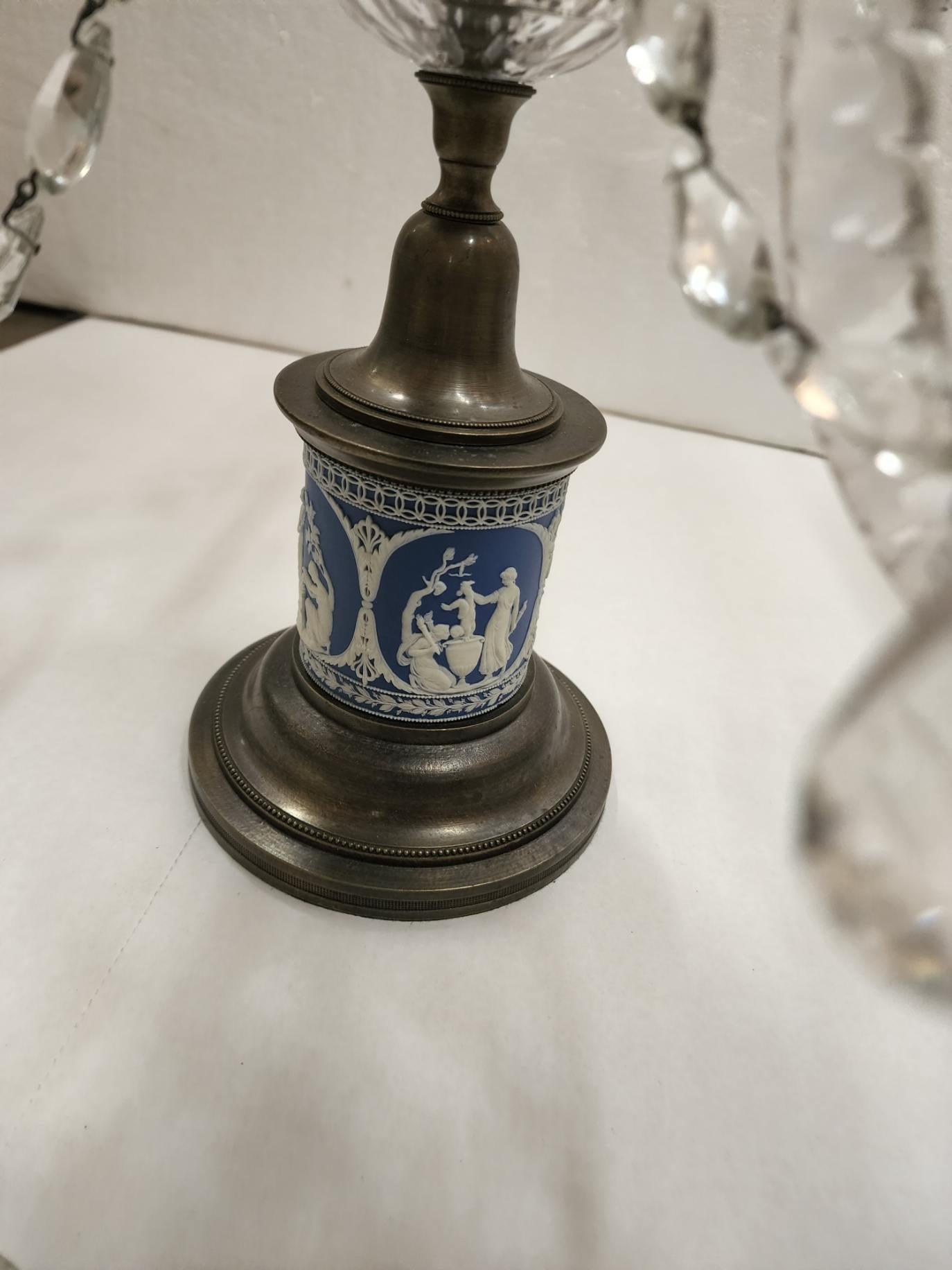 Coppia di oggetti inglesi in bronzo e  Candelabro Wedgewood in vendita 1