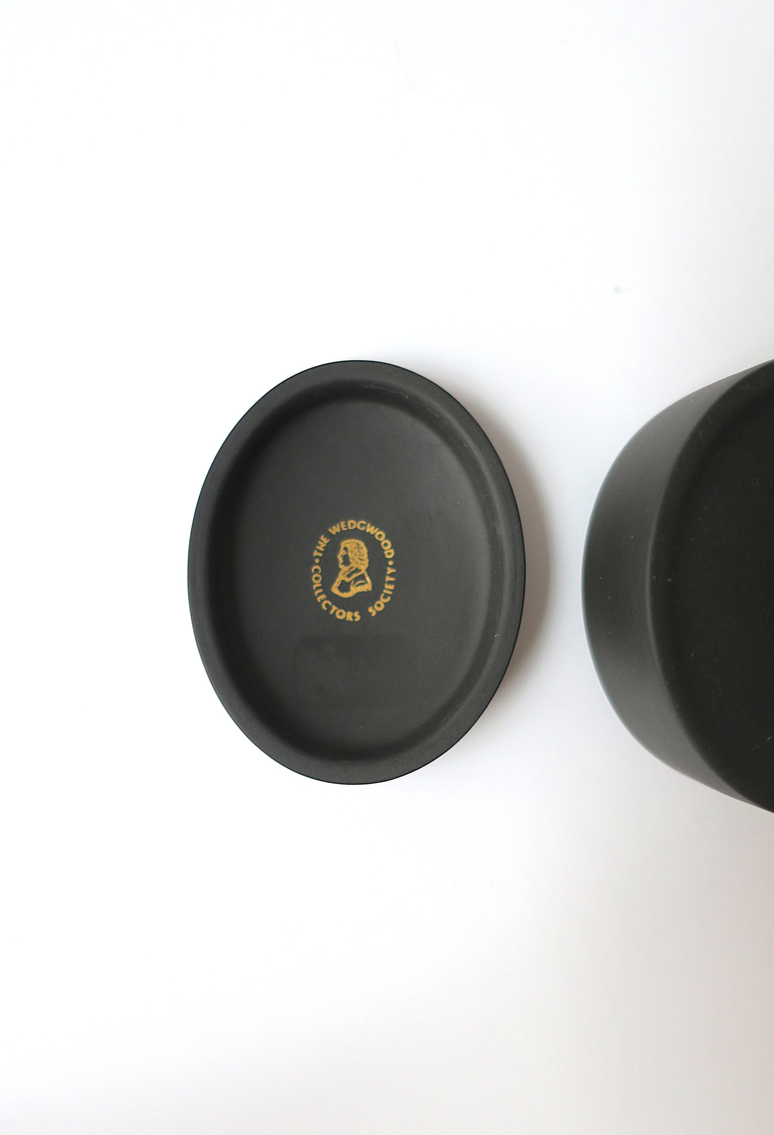 English Wedgwood Basalt Jasperware Scallop Seashell Box, circa 1980s For Sale 5