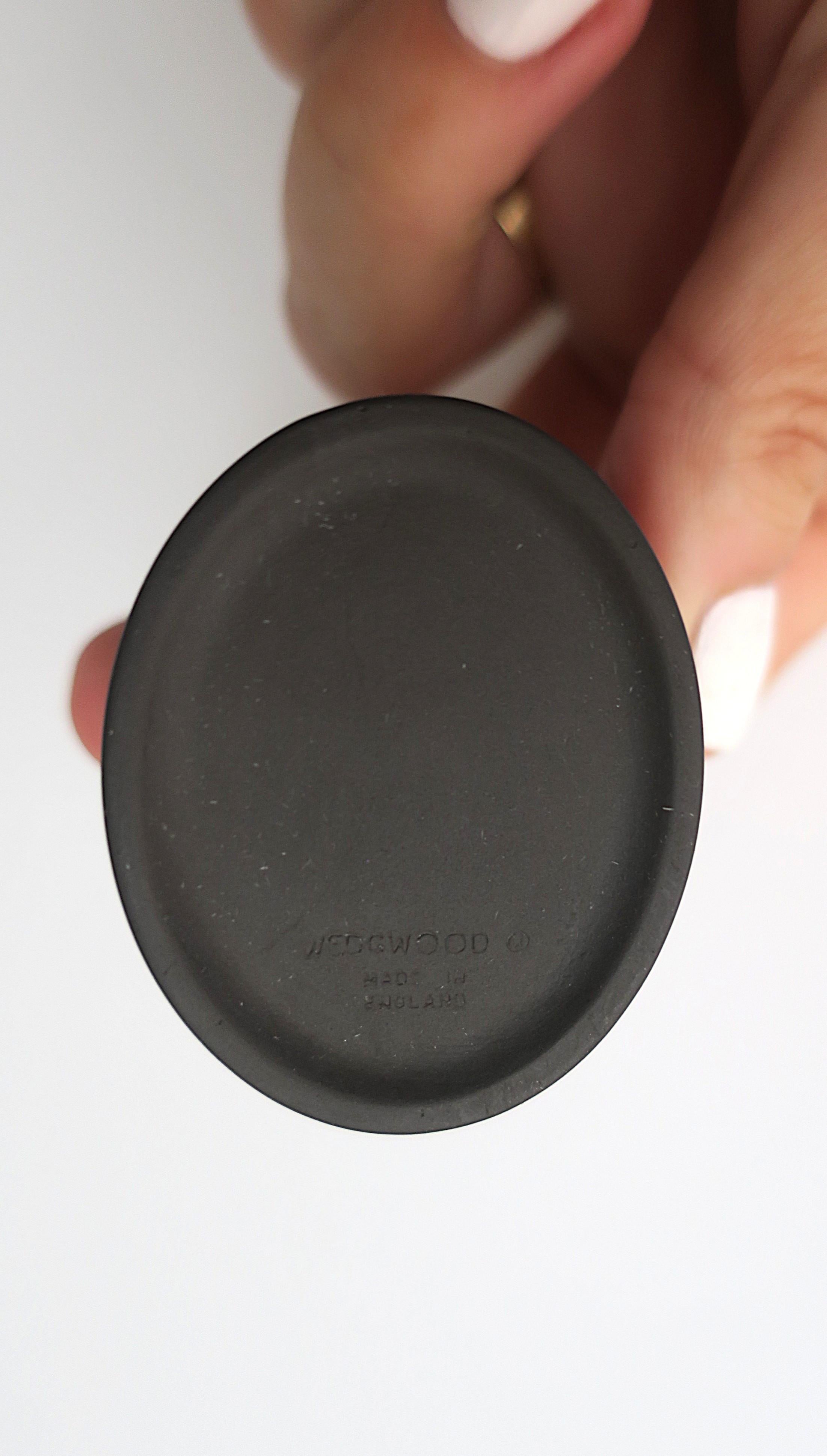 English Wedgwood Basalt Jasperware Scallop Seashell Box, circa 1980s For Sale 6
