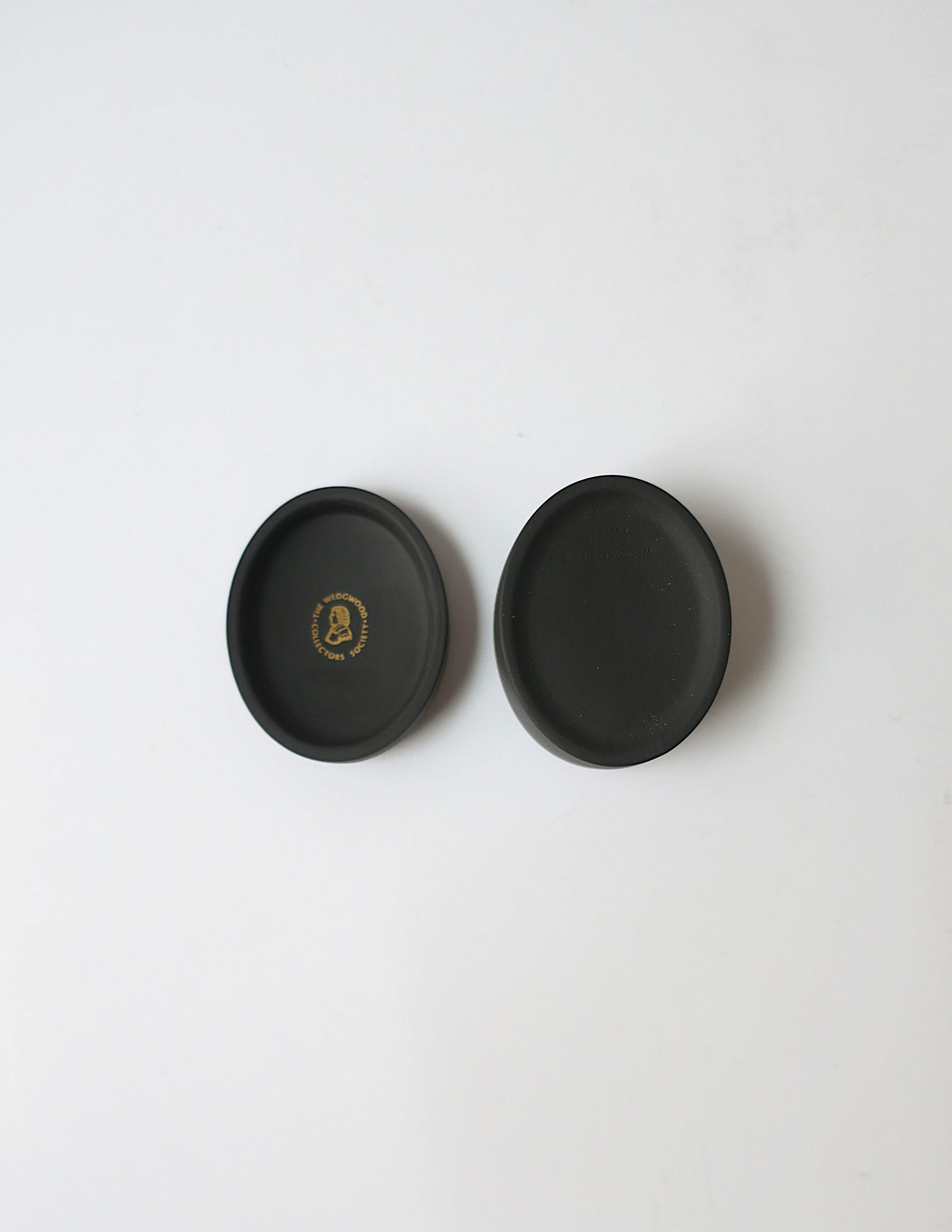 English Wedgwood Basalt Jasperware Scallop Seashell Box, circa 1980s For Sale 7