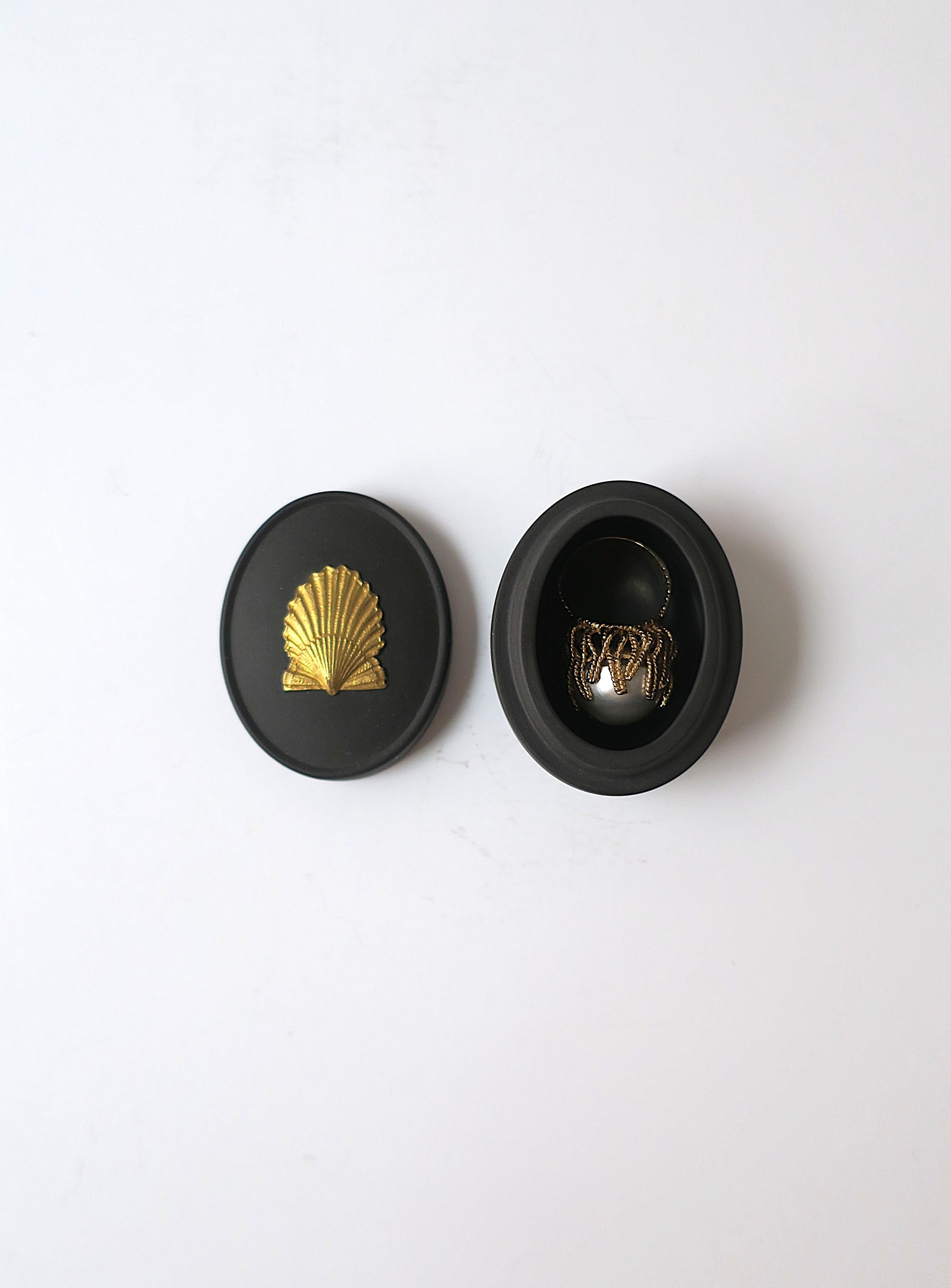 English Wedgwood Basalt Jasperware Scallop Seashell Box, circa 1980s In Excellent Condition For Sale In New York, NY