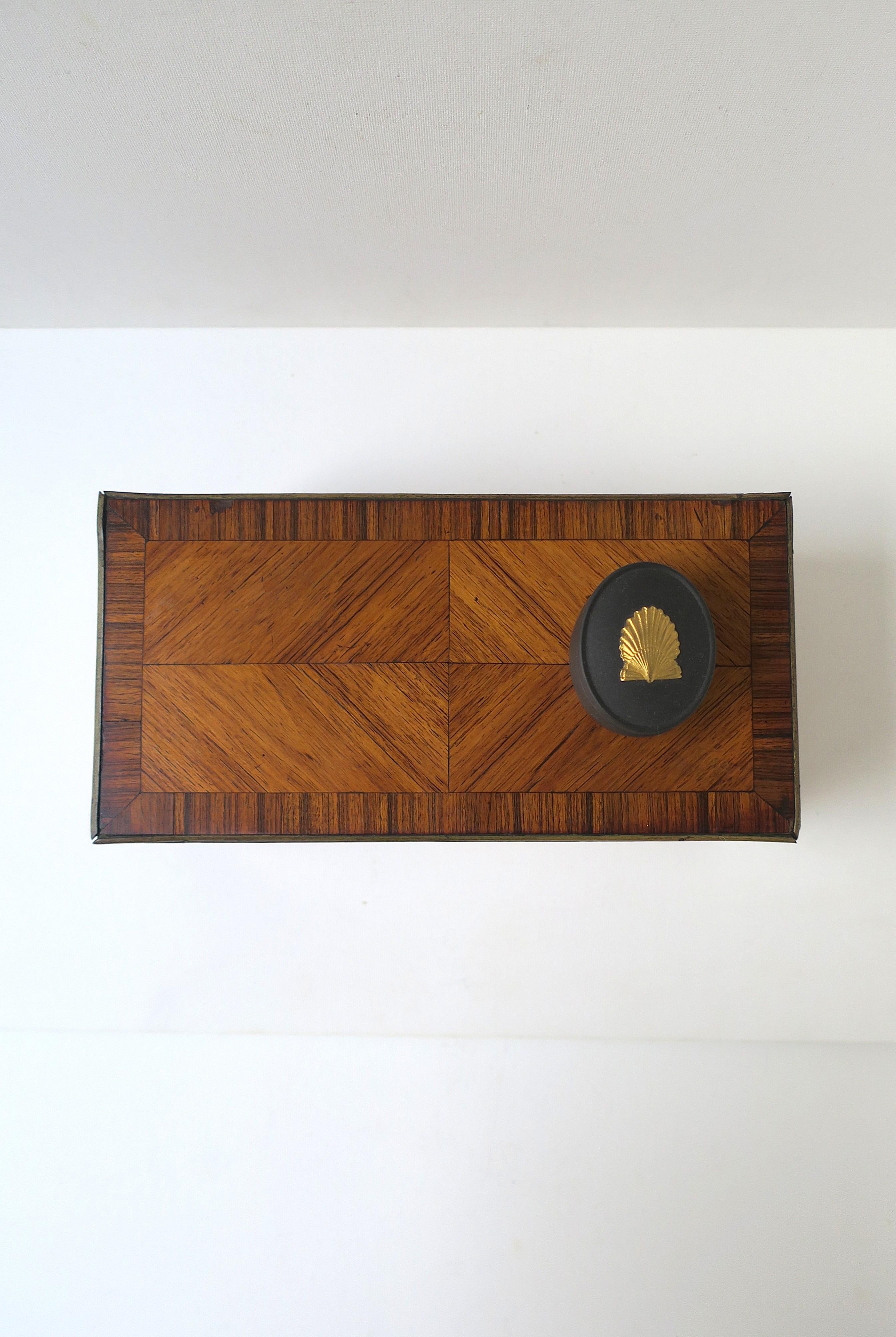 Englische Wedgwood Basalt Jaspisware Muschelschalenbox, ca. 1980er Jahre (Steingut) im Angebot