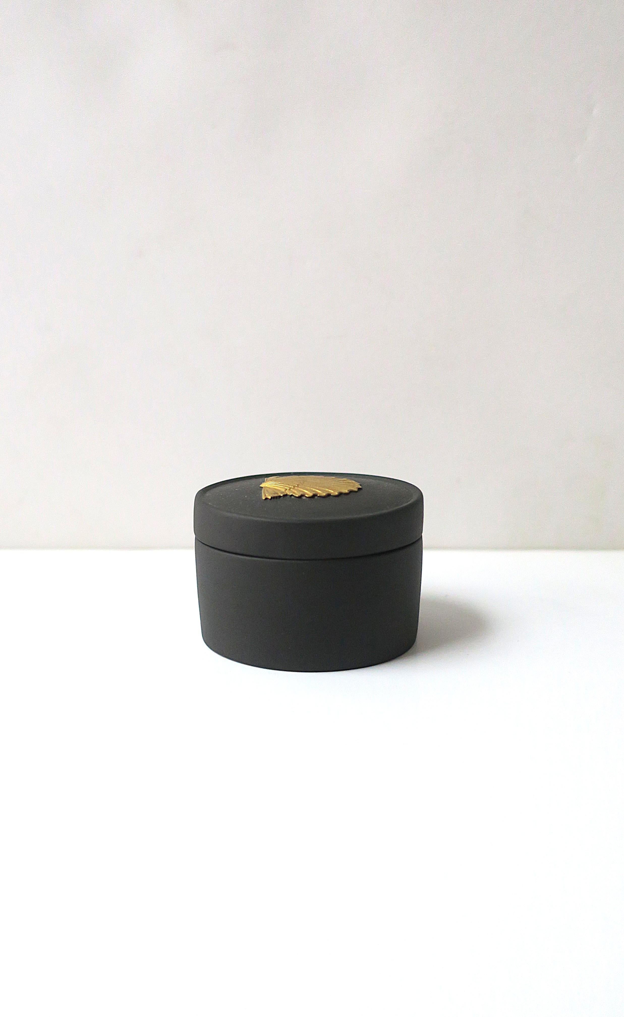 English Wedgwood Basalt Jasperware Scallop Seashell Box, circa 1980s For Sale 2