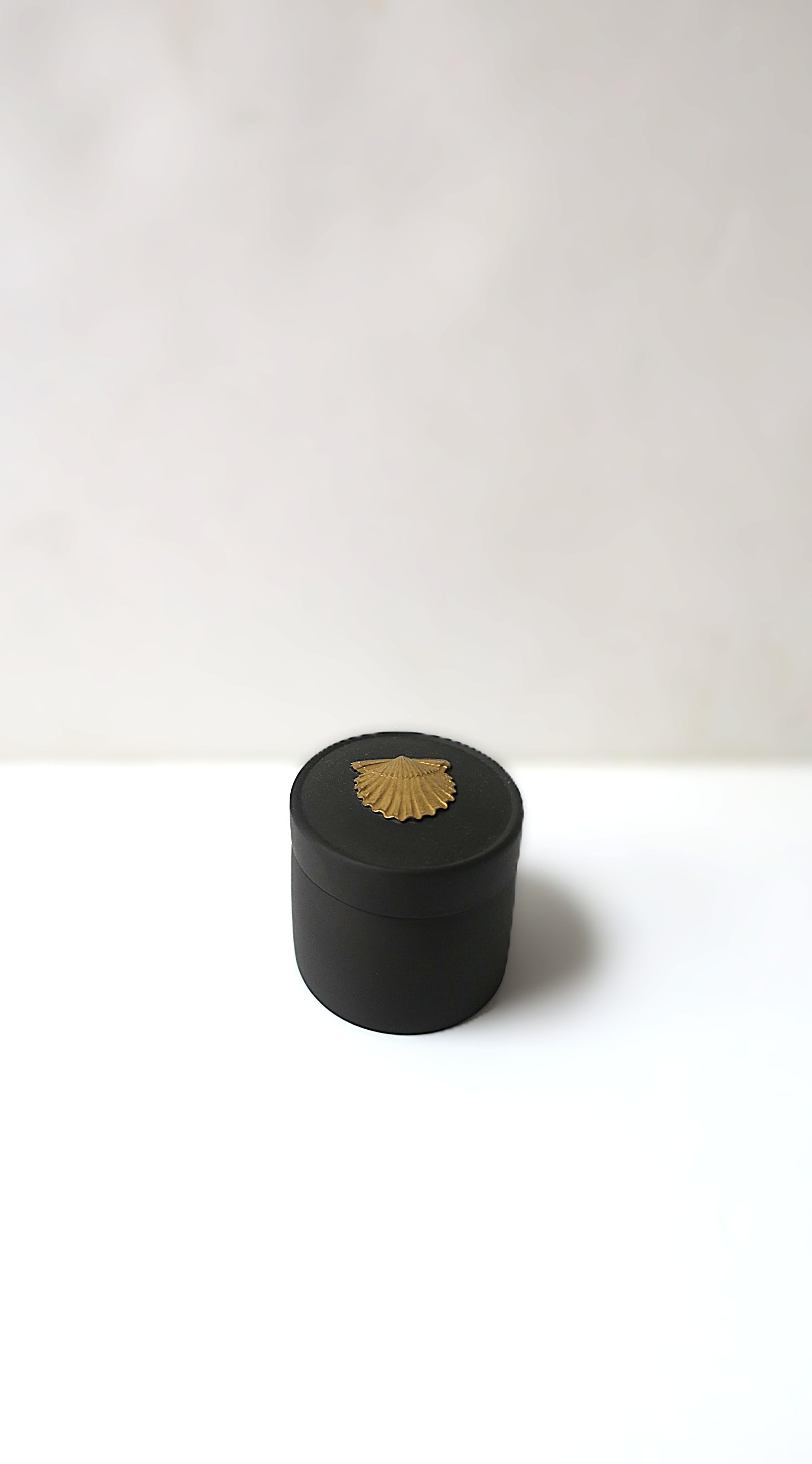 English Wedgwood Basalt Jasperware Scallop Seashell Box, circa 1980s For Sale 3