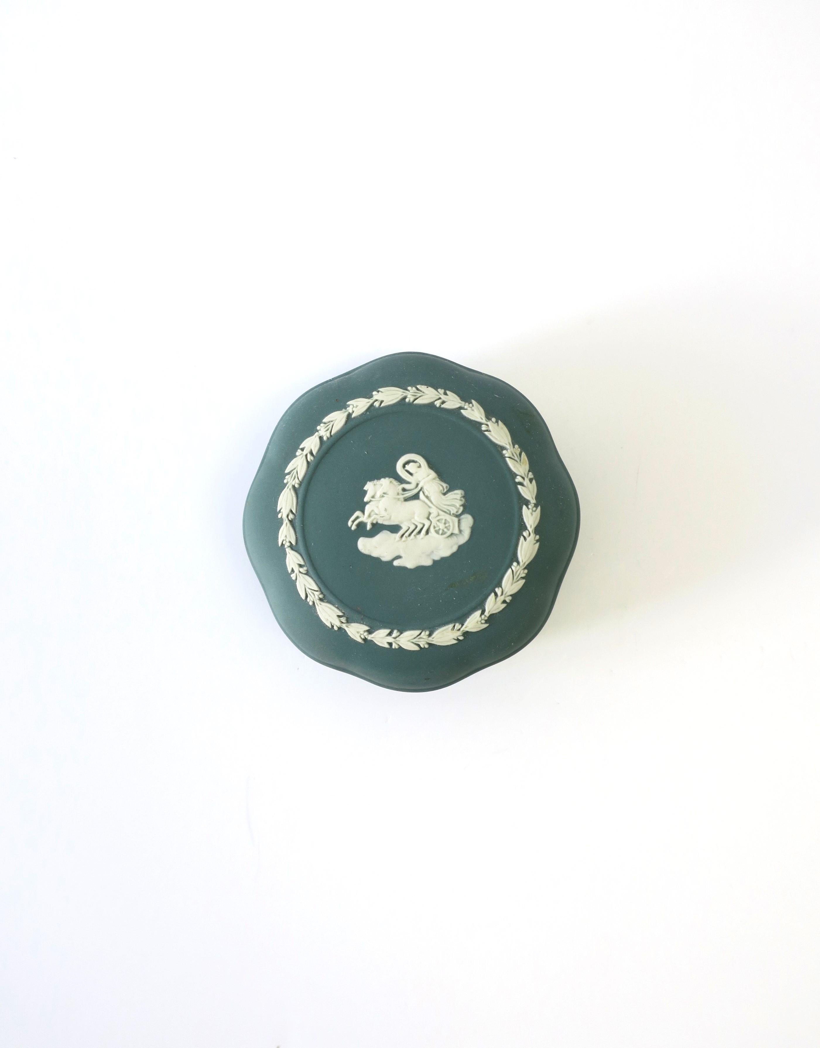Englische Wedgwood-Jaspisdose mit neoklassizistischem Design in Grün und Weiß, England, ca. Ende des 20. Jahrhunderts. Die Schachtel hat ein weiches Sechseckdesign (eine schöne Alternative zu rund) und ein erhabenes weißes Relief auf dem Deckel und