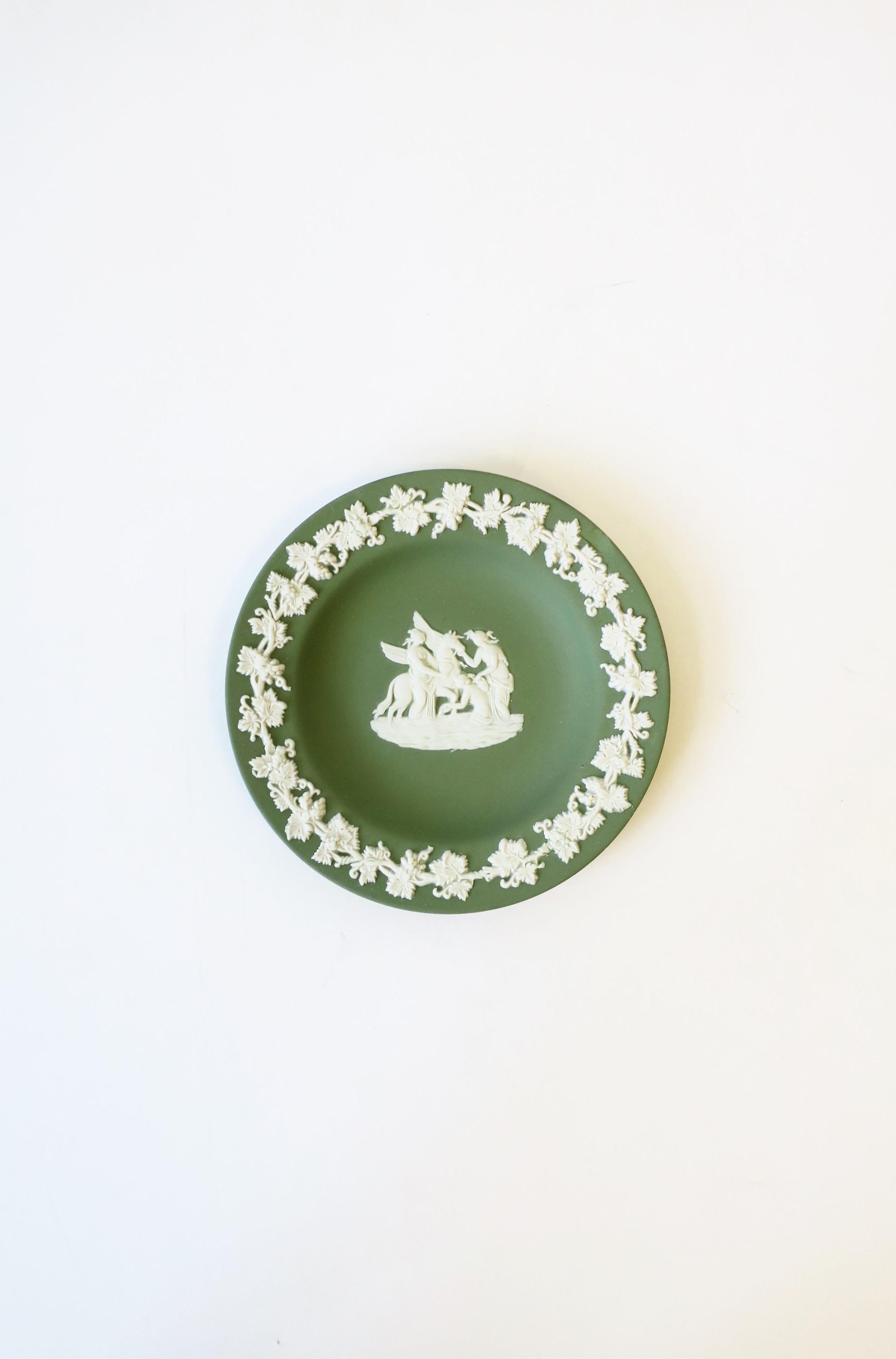 Eine schöne englische Wedgwood Jasperware Salbei grün und weiß runde Schmuckschale mit neoklassischem Design, um 20. Jahrhundert, 1979, England. Das Stück ist ein mattes Steingut in einem hellen Grün mit einem weißen neoklassischen Relief in der