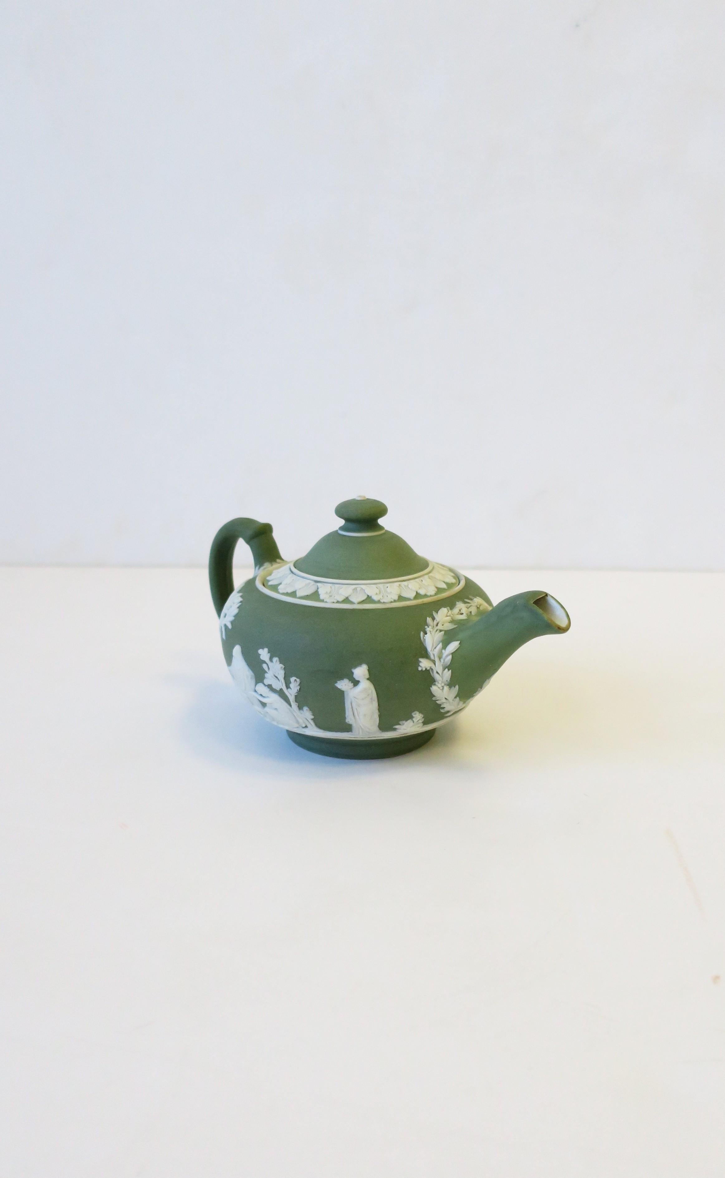 English Wedgwood Jasperware Matte Green and White Stoneware Tea or Coffee Pot In Good Condition In New York, NY