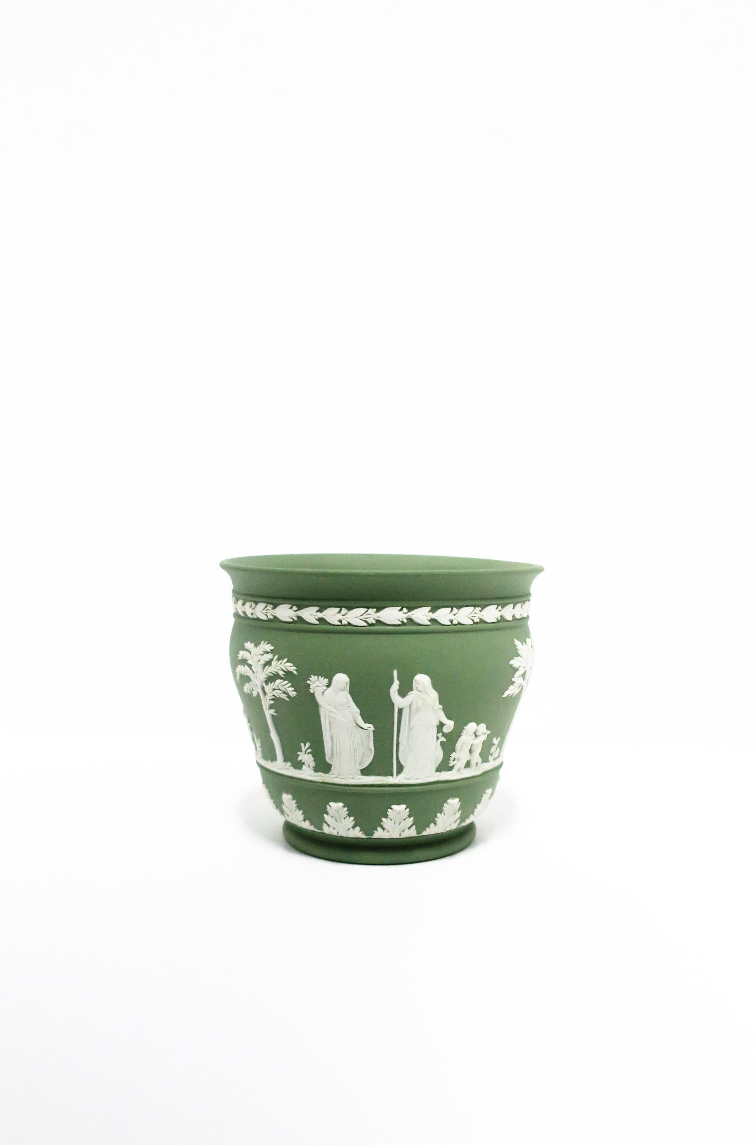 English Wedgwood Jasperware Planter Cachepot Jardinière Neoclassical Design In Good Condition In New York, NY