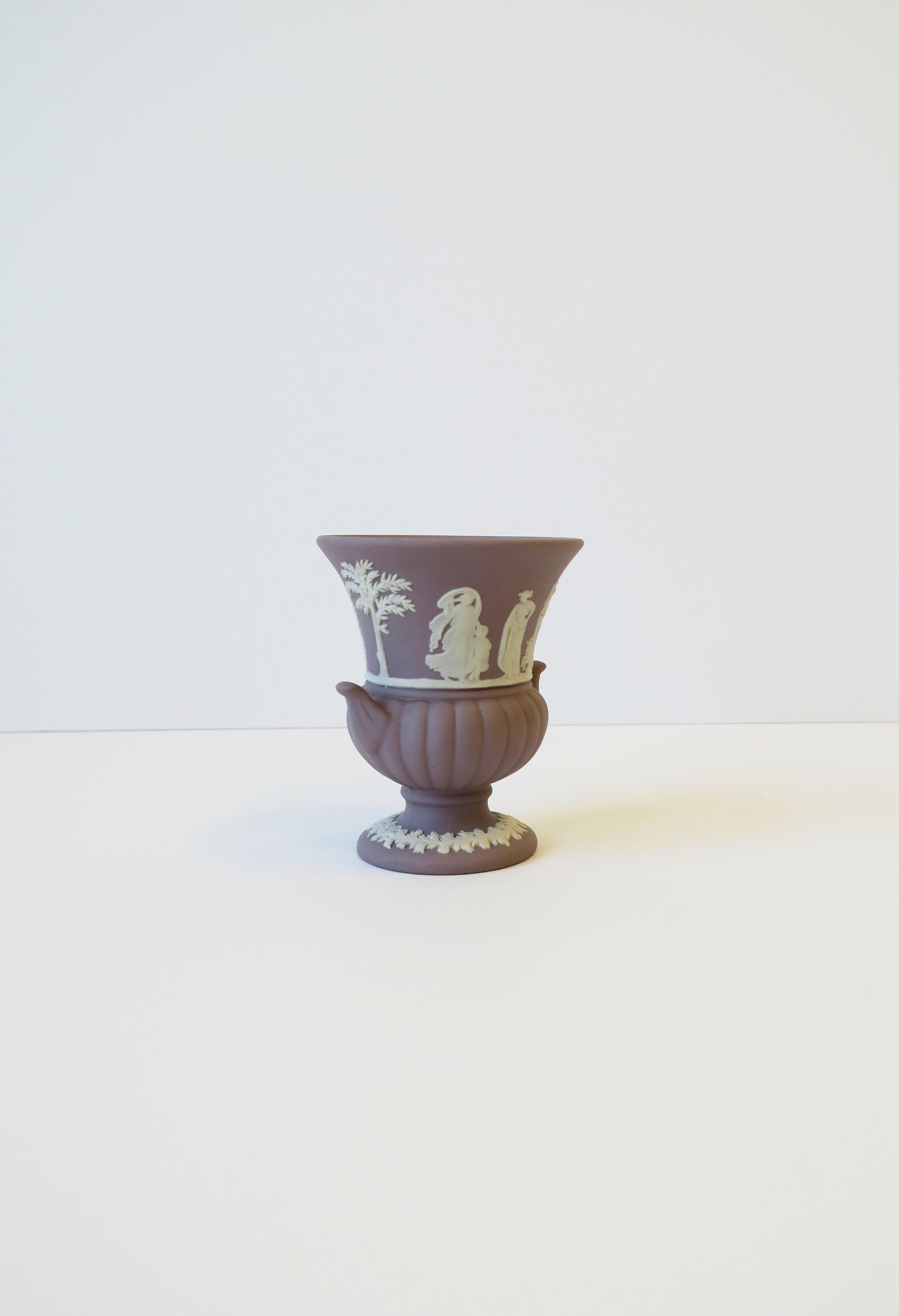 Wedgwood Jasperware Urn Vase Neoclassical Design, Small For Sale 1