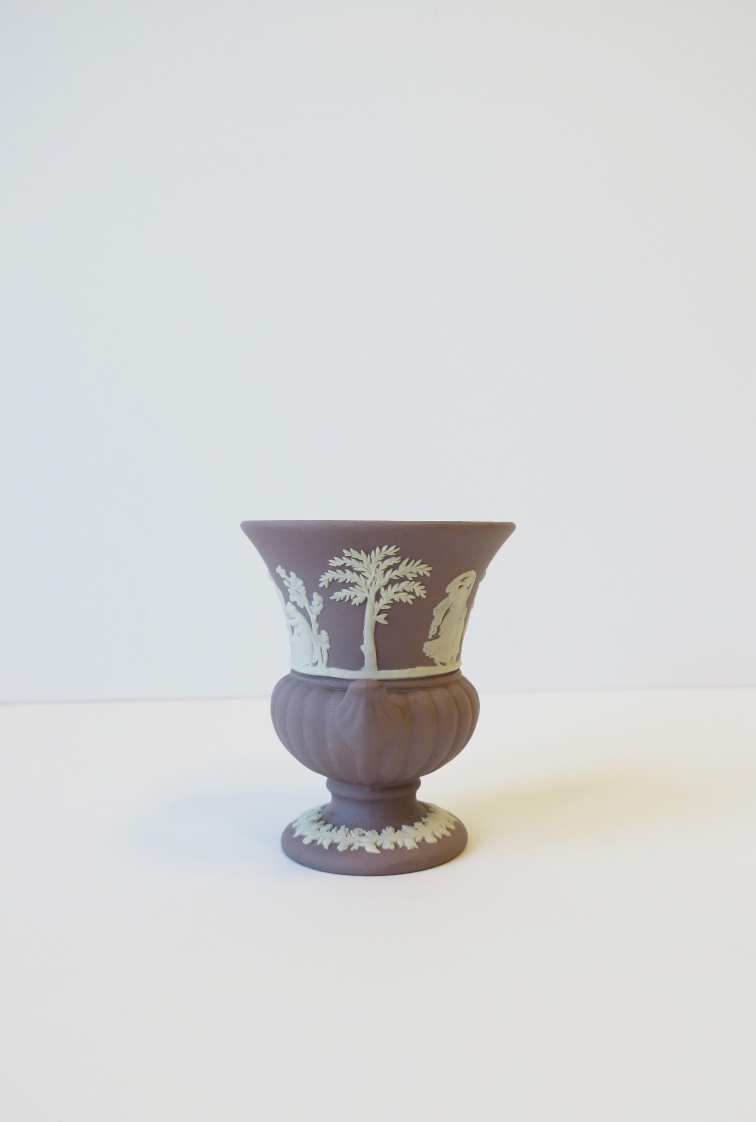 Wedgwood Jasperware Urn Vase Neoclassical Design, Small For Sale 2