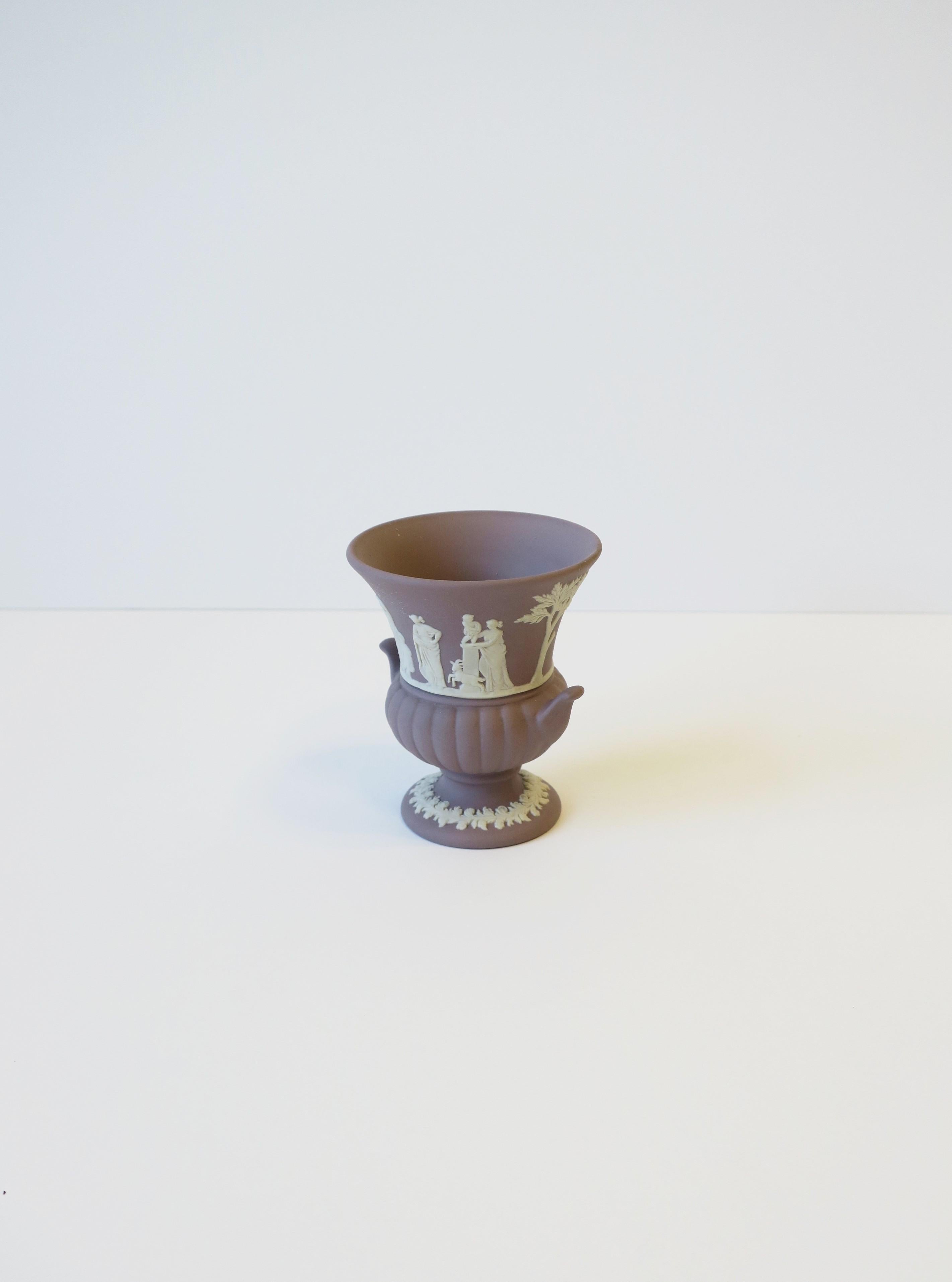 Vase-urne en jaspe Wedgwood de conception néoclassique, petit modèle en vente 5