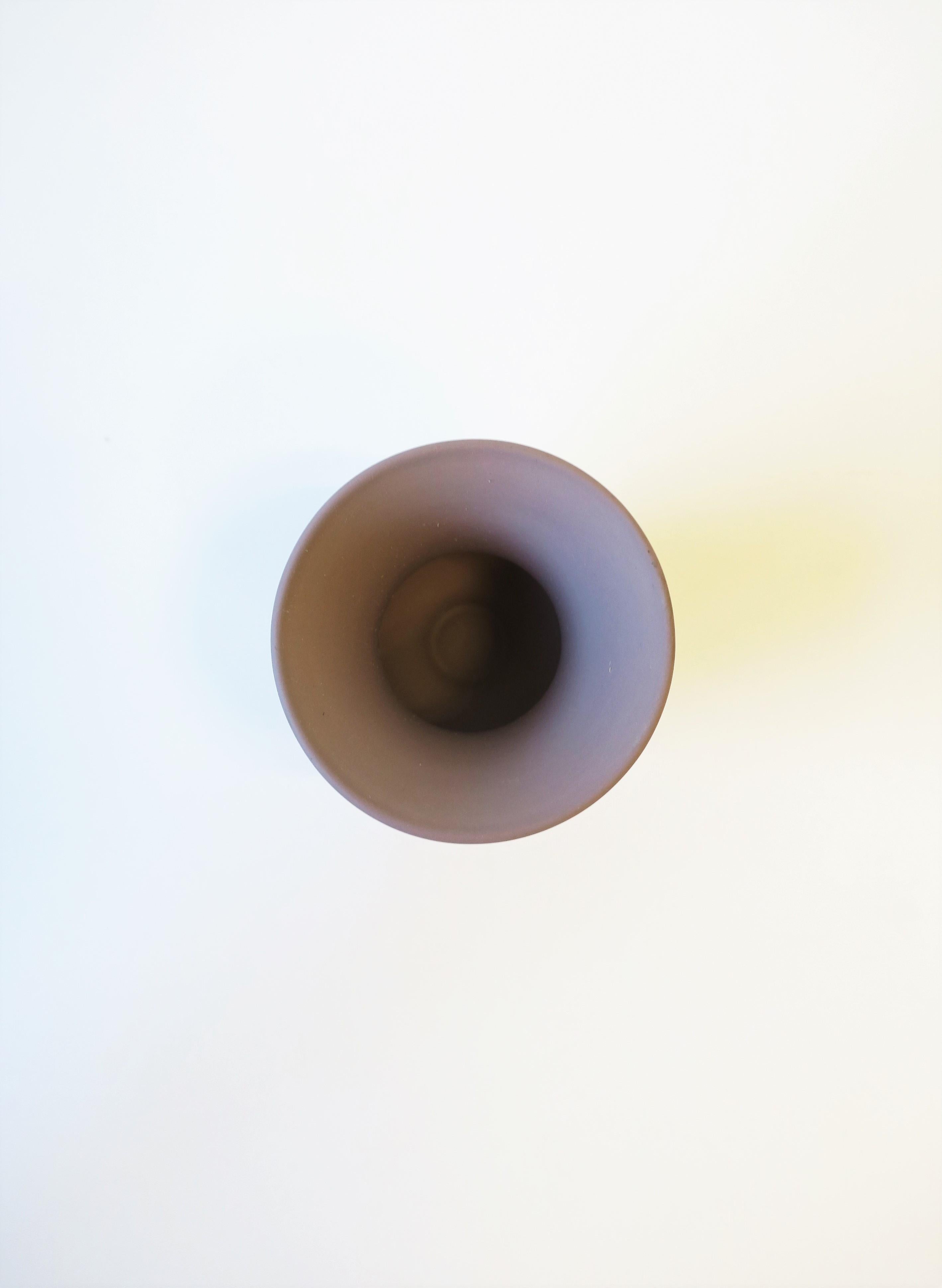 Vase-urne en jaspe Wedgwood de conception néoclassique, petit modèle en vente 6