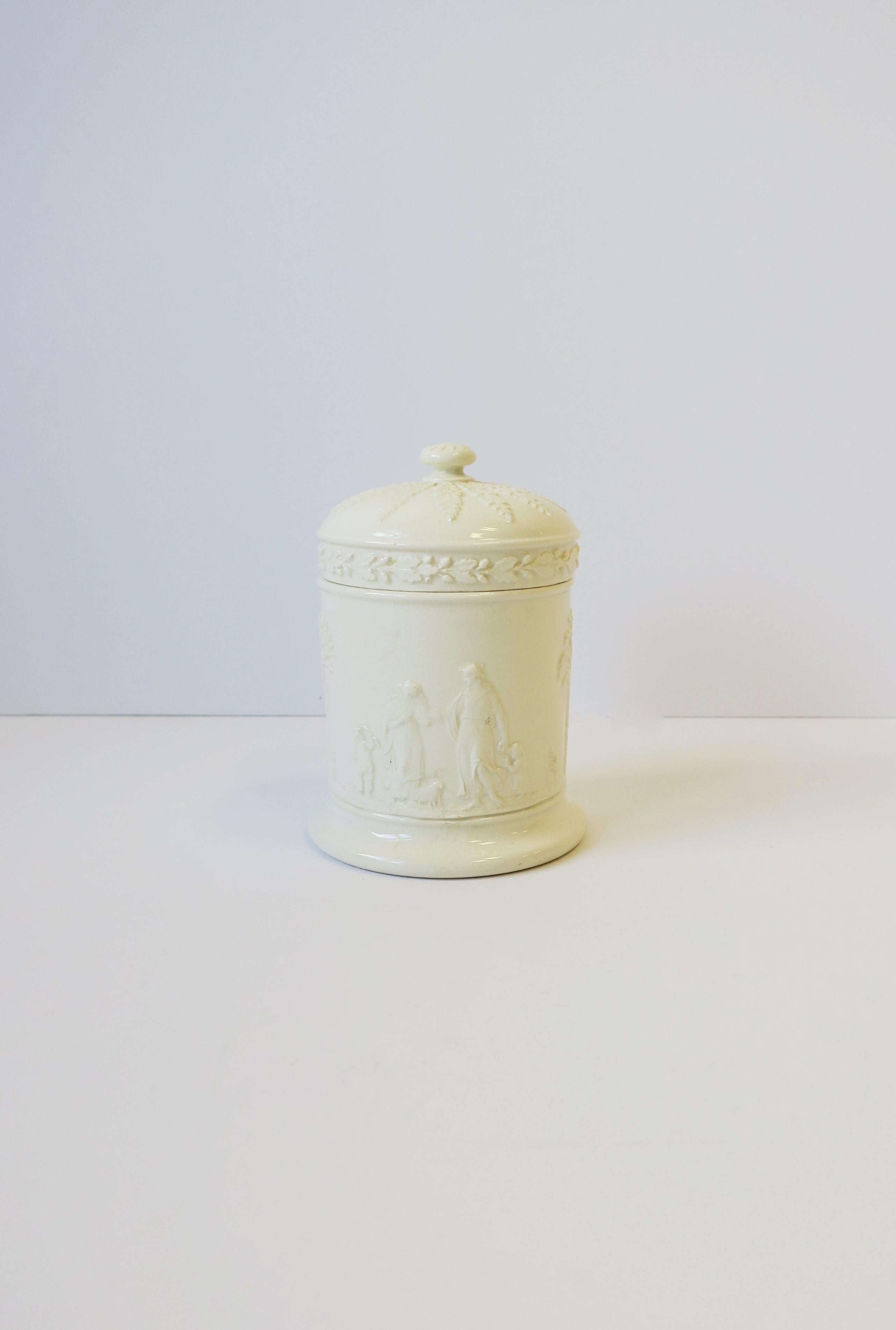 English Wedgwood Neoclassical White Box Jar with Lid In Good Condition In New York, NY