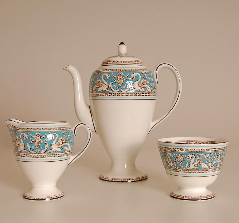 Schönes englisches Porzellan - Wedgwood Bone China Teeservice
Dekoriert im begehrten etruskischen Empire-Stil.
Der Korpus aus feinem Knochenporzellan ist mit einer eleganten türkisfarbenen Bordüre verziert, auf der Fabelwesen und eine fantasievolle,